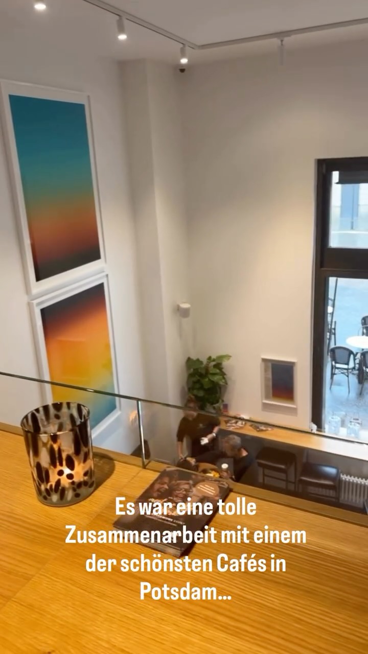 Sie hat sich ihren Traum vom eigenen Café erfüllt – mit allem, was dazugehört: Herzblut, Mut und simply better coffee. ☕✨
Im Café Franz entstehen nicht nur feine Kuchen und die besten Frühstücks-Variationen in Potsdam, sondern auch große Ideen.
Vanessa Franz wollte wissen: Wie kann ihr Café Menschen noch stärker berühren?
Gemeinsam haben wir neue Marketingansätze entwickelt – rund um Zielgruppen, Produktideen und emotionale Erlebnisse.
Eine davon: ein After-Work-Abend für alle, die Genuss und Begegnung lieben unter dem Motto: „Meet me After Work“ um die Franz Momente auch abends einmalig erkebbar zu machen,
Ich liebe diese Momente, wenn aus Leidenschaft und Ideen ein Konzepte werden –
und aus einer Idee ein Lieblingsort. 💛
Alles beginnt mit einer Idee.
👉 Folge mir für mehr Einblicke in Marketing, das berührt, begeistert und beflügelt.
#marketingberatung #caféliebe #selbständigefrauen #gründerinnenpower #potsdamliebe #brandingmitherz #lieblingsbusiness #initialzünder #allesbeginntmiteineridee #kreativwirtschaft