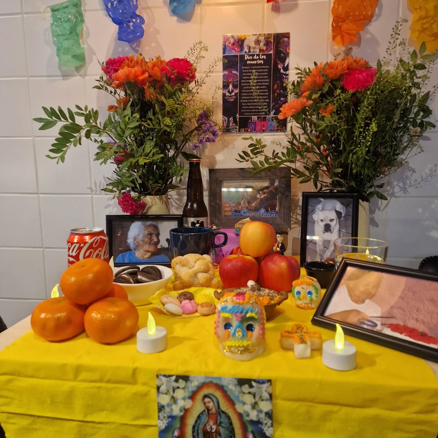 🇲🇽Día de Muertos – Meksikossa elämän ja muiston juhla. 💀🇲🇽
Tänä päivänä kunnioitetaan edesmenneitä rakkaita värein, kukin, kynttilöin ja herkuin. Alttari on täynnä elämän iloa – koska kuolema ei ole loppu, vaan osa kiertoa.🇲🇽 💛✨🇲🇽
#diademuertos
#taconito
#mexicantradition
#approvedbymexicans
#turku
#ofrenda