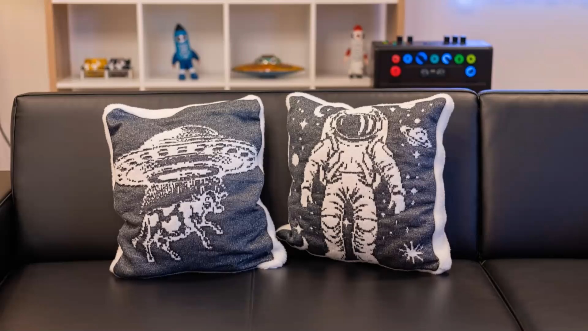 Lui, est parti explorer l'univers à la recherche de vie extra-terrestre...
Elle, était tranquillement en train de brouter sur Terre quand... bip bip !
Leur histoire est désormais légendaire et elle s'invite chez vous. Découvrez notre duo de coussins GEEK pour une déco qui raconte une histoire. En jacquard 100% fabriqué à Paris, c'est le cadeau ultime pour faire sourire un proche.
Personnalisez-le avec l'œuvre qui vous fait vibrer, de la période dorée aux paysages symbolistes.
✅ 100% Personnalisé
✅ 100% Fabriqué à Paris
✅ 100% Œuvre d'art
👉 Consultez notre site-web pour la personnalisation : www.caligraphic.fr
#Caligraphic #Geek #FaitàParis #CadeauGeek #MadeinFrance