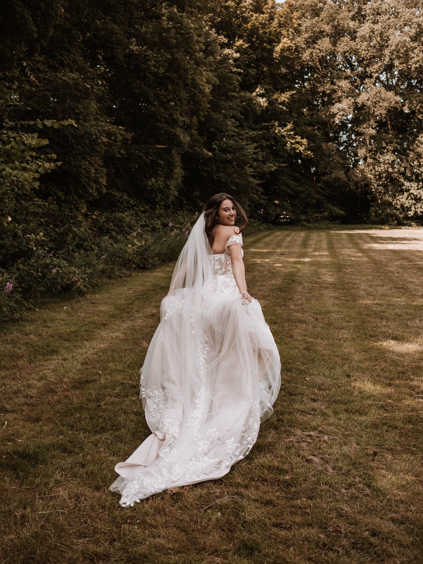 Mijn laatste bruiloft voor 2025 zit er op, maaaar de komende tijd zit ik zeker niet stil!
Er liggen nog heel wat bruiloften op de editstapel en er staan weer een hoop shoots op de planning.
Ook mag ik alweer kennismaken met bruidsparen voor volgend jaar, we gaan gewoon door in de trouw-sfeer!
Ondanks dat ik nog een aantal plekjes heb voor volgend jaar, krijg ik helaas veel aanvragen op dezelfde datum waardoor ik vaak ‘nee’ moet verkopen.
Wil je mij als jullie trouwfotograaf? Wees er dan op tijd bij en wacht niet te lang met boeken!
.
.
.
.
#trouwfotograaf #trouwfotografie #trouwen #trouwen2026 #bruiloftfotograaf #trouwfotograafzwolle #trouwfotograafnederland #trouwfotograafoverijssel