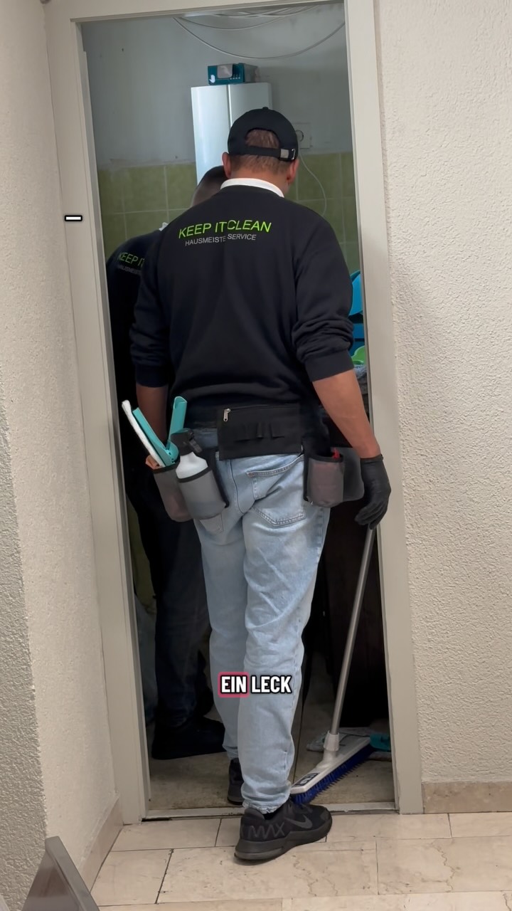 Beim normalen Kontrollgang entdeckt – ein kleines Leck im Abflussrohr. 💧
Solche Sachen gehören zu unserem technischen Haustechnik-Check: Was wir direkt reparieren können, wird auch direkt gemacht. #keepitclean #immobilien #hausmeisterservice #handwerk #reinigung