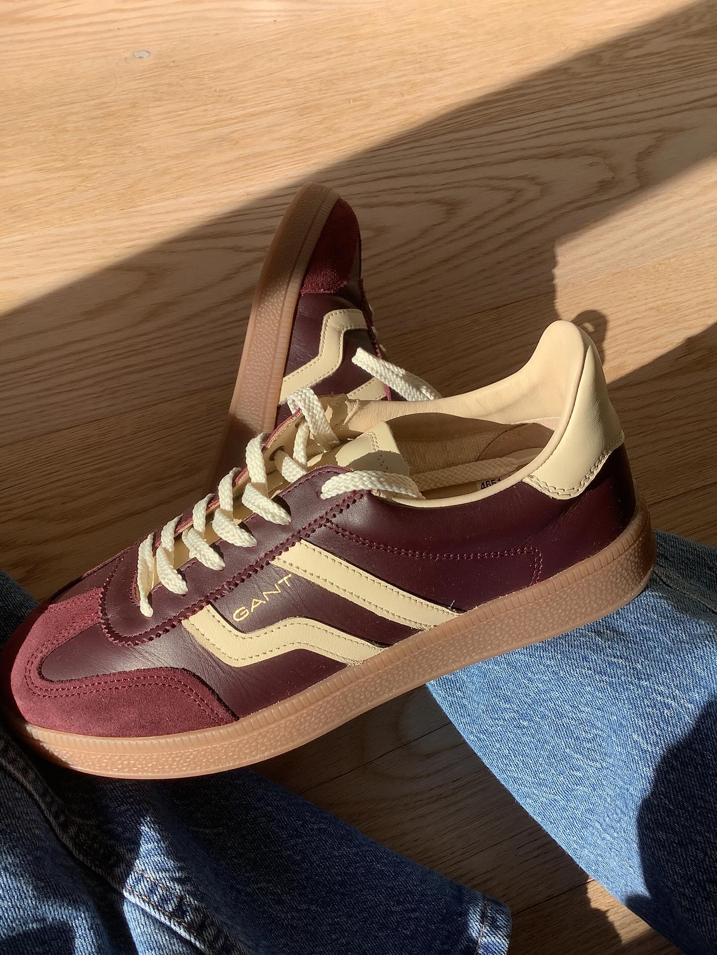 👟 Retro-Vibes für jeden Tag!
Unser GANT Cuzima Damen Sneaker vereint zeitloses Design mit hochwertiger Verarbeitung – perfekt für jede Saison.
✨ Highlights:
– Obermaterial aus feinem Leder
– Kontrastdetails an Ferse, Seite & Zehenpartie
– Bequemes Baumwollfrottee-Futter
– Stylishe Gummisohle im Vintage-Look
Ein Must-have für alle, die Retro lieben und auf Komfort nicht verzichten wollen. 🤍
📍 Jetzt bei uns in Freising erhältlich!
#GANT #SneakerLove #Freising #GANTShoes #RetroStyle #Schuhliebe #OOTD #DamenSneaker #NewIn #GANTCuzima #SchuhgeschäftFreising #StyleInspo