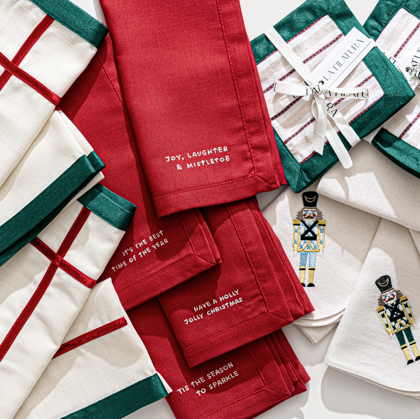 The Joy of Being Together Collection 🎄♥️
In a world that moves too fast, and sometimes feels a little chaotic, this season reminds us to slow down and truly enjoy The Joy of Being Together.
Esta colección nace del poder de volver a lo esencial, a lo que realmente importa. Al calor de un hogar lleno de risas, al aroma de algo horneándose en la cocina, a la nostalgia que llega con los rostros familiares y las tradiciones que nunca pasan de moda.
The Joy of Being Together habla de esos momentos simples que lo cambian todo: cuando la vida se siente más tranquila, más cálida y un poco más real.
1) The Joy of Being Together
2) The Nutcracker Napkin (dándole la bienvenida a dos colores nuevos este año).
3) The Gift Napkin
4) The Holly Jolly Napkin
5) The Together Cocktail Napkin
¡Démosle la bienvenida a la mejor época del año!
🛒 Disponible en tiendas @corinne.gt y en La Filatura