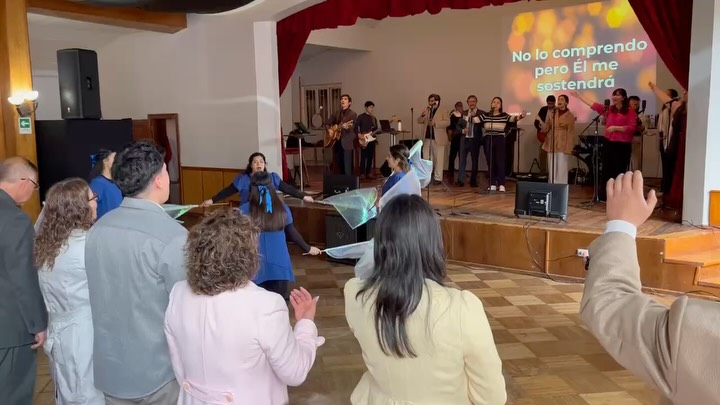 ✨ Culto Congregacional ✨
Ayer vivimos un hermoso tiempo de adoración y comunión en la presencia de nuestro Dios 🙌
Juntos exaltamos Su nombre y recordamos que Cristo completa todo 💫
📖 “Y sometió todas las cosas bajo sus pies, y lo dio por cabeza sobre todas las cosas a la iglesia, la cual es su cuerpo, la plenitud de Aquel que todo lo llena en todo.”
— Efesios 1:22-23
Nuestro pastor Carlos Cancino nos ministró una hermosa palabra basada en Jueces 21:25:
📖 “En esos días no había rey en Israel; cada uno hacía lo que bien le parecía.”
Una enseñanza profunda que nos desafía a buscar siempre la dirección de Dios y no vivir conforme a nuestra propia opinión.
Fue una palabra poderosa que deseamos atesorar en el corazón y poner en práctica cada día 🙏
❤️ ¡Qué bendición es adorar juntos y ser edificados por Su Palabra!