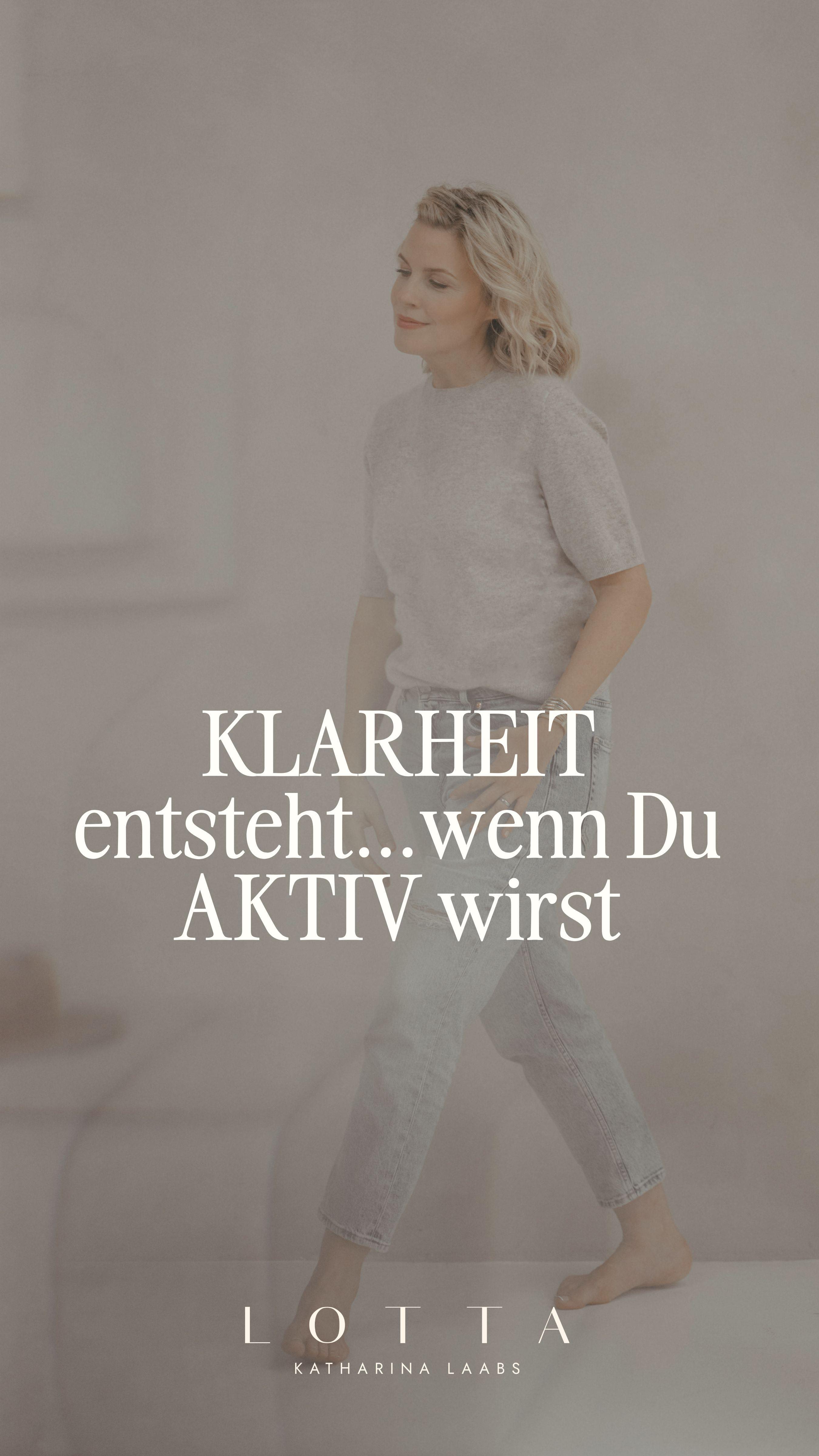 Wir können tausendmal darüber nachdenken,
wir können analysieren, hinterfragen, zerdenken.
Aber Gedanken schaffen keine gefühlte Klarheit.
Klarheit entsteht erst, wenn wir uns bewegen.
Wenn wir handeln, passiert etwas Magisches:
✨ Unser Körper geht in Resonanz.
✨ Unsere Intuition meldet sich.
✨ Wir spüren ob es der richtige Weg ist oder nicht.
Beim Denken bleiben wir im Kopf.
Beim Tun kommen wir in den Körper.
Denn nur durch Erfahrung kann unser System verarbeiten („verstoffwechseln“),
was wir wirklich wollen – und was nicht.
Du musst es fühlen, nicht nur verstehen.
Also:
Mach den Schritt.
Schick die Nachricht.
Poste den Content.
Sage ja zu dem, was dich ruft – auch wenn du noch nicht „fertig klar“ bist.
Die Klarheit kommt unterwegs.
Nicht davor.
You got this!
Deine Lotta
#sichtbarkeit #businessmentor #soulbusiness #hamburg #personalbranding #businesscoach #highenergycircle
