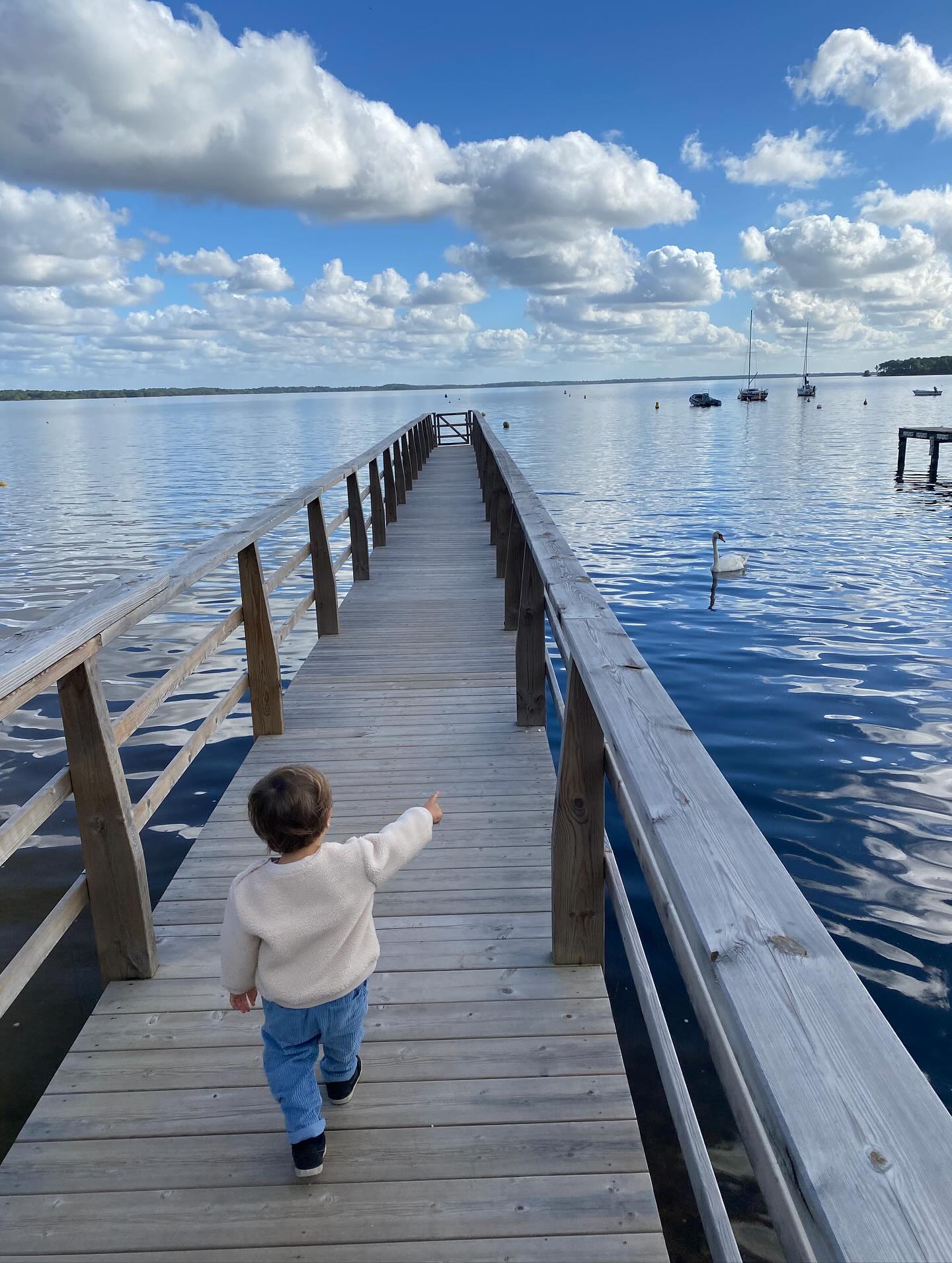 • INSTANTS SUSPENDUS •
J’ai eu envie de faire un petit détour par le lac avant de rentrer.
Il faisait beau.
C’était un lundi de rentrée.
Ça a sans doute rajouté de la magie à cet instant paradisiaque.
Bien sûr j’ai eu des pensées telle que « comme j’aimerais te permettre te grandir ici » qui m’ont un peu serré le coeur mais je les ai bien vite chassées pour te prendre sur mes épaules et continuer la balade.
C’était doux, c’était précieux.
Merci mon chéri d’être mon fils.
Merci pour tout ce que l’on vit ensemble.
Et un immense merci à @olgapaletphotographe pour leur accueil si chaleureux comme toujours 🙏🏼❤️