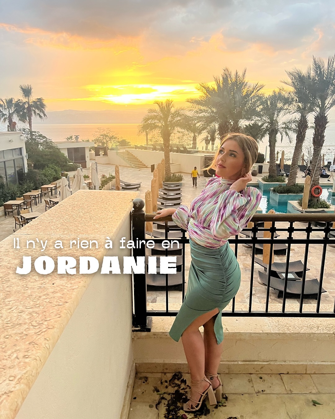 La Jordanie est un pays qui mélange histoire, désert, mer, culture & spiritualité 🇯🇴
🏛️ Pétra, une des 7 Merveilles du Monde
Prévoir une journée entière pour découvre ce site
🏜️ Dormir sous les étoiles dans le désert du Wadi Rum
En bulle, camp bédouin ou lodge : une nuit inoubliable.
✝️ Visiter le site du baptême du Christ
Lieu sacré sur le Jourdain, où se réunissent 3 confessions chrétiennes, en face d’Israël.
🧂 Flotter dans la Mer Morte
Le point le plus bas de la planète, où règne beaucoup de légendes
🏝️ Se détendre à Aqaba & Ayla
Plages, beach clubs, activités nautiques et vibes “Dubai”.
🕌 Explorer Amman, la capitale
Citadelle, Théâtre Romain, Rainbow Street, Souks & street food.
🌄 Faire une randonnée au Wadi Mujib
Un canyon incroyable pour les amoureux d’aventure.
🧭 Visiter Jerash, la Pompéi du Moyen-Orient
Ruines romaines impressionnantes souvent oubliées des voyageurs.
🎯 Bonus :
• Mont Nébo : vue sur la Terre Sainte, Jérusalem, Jéricho et la mer morte
• Madaba : mosaïques célèbres
• Châteaux du désert
• Dana Reserve : nature & randonnée
ℹ️ Notre avis honnête : On a visité ce pays en road trip avec une voiture de location, ma meilleure amie et moi, il y a quelques années maintenant.
Positif ➕
On s’y est sentie totalement en sécurité 🙏🏻
Les Jordaniens sont toujours prêts à venir en aide 💓
Il y a de nombreux contrôles de papiers par la police, l’armée sur les routes 🛣️
Le coût de la vie y est très abordable 💰
On a découvert des sites emblématiques 😍
Les logements à la mer mortes sont haut de gammes et à petits prix 🤑
Négatif ❌
On a assisté à de nombreuses scènes de tortures animales, ( chevaux, chiens, chats…) partout dans le pays, même à Petra 🐶
Énormément d’animaux errants 🐈
De nombreux endroits étaient très sales (mer morte, désert, capitale )🗑️
Il y a très peu de femmes, une grande majorité d’homme dans les hôtels, restaurants et à l’extérieur 👩
On a pas très bien mangé pendant ce séjour, nous étions à la recherche de plats aux saveurs locales et seuls des plats touristiques étaient proposés à la carte 🍽️
#jordanie #travel #voyage #tourdumonde #pretadecoller #tdm2025 #jordan #traveljordan #wadirum #petra