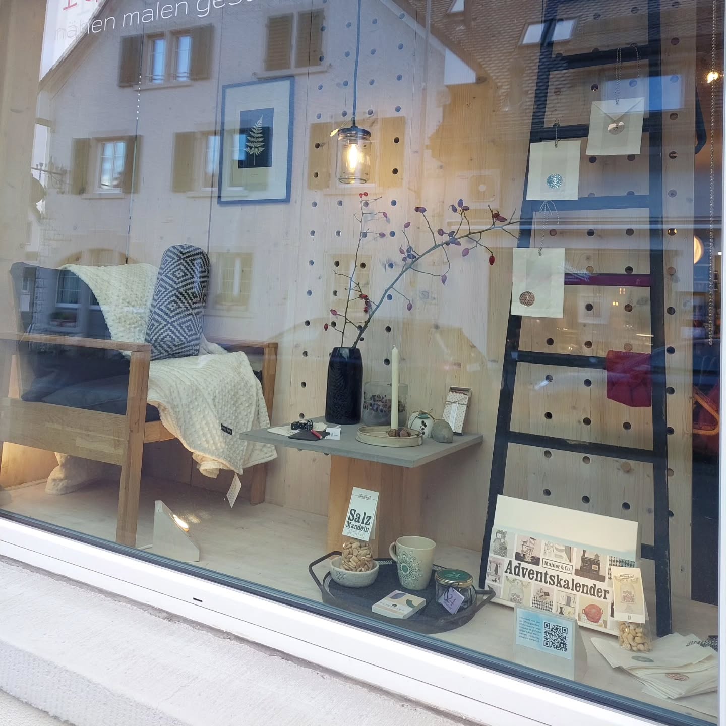 HERBSTFENSTER mit kleiner Einstimmung auf ADVENT
VASE @aus_altglas
KERZENTELLER @margeart
YAZY WÜRFELSPIEL @fideadesign
BETON EICHEL @atelier_horvath
TASSE @jm.blickfang
RAKUSCHALE @margeart25
MINI ADVENTSKALENDER @fideadesign
SALZMANDELN @mahlerundco
ADVENTSKALENDER @mahlerundco
BILD @atelier.mirla
DECKE @loveubaby2009
KISSEN @fabrizierbar
STUHL Lukas