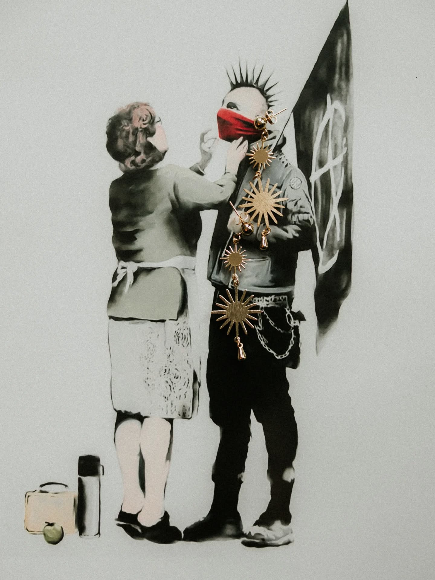 Start your wedding morning with a little dose of anarchy @banksy
.
.
.
#banksy #weddingmorning #weddingdetails #punkrockwedding #rebelwedding #creativeweddingphotography #rebelwedding