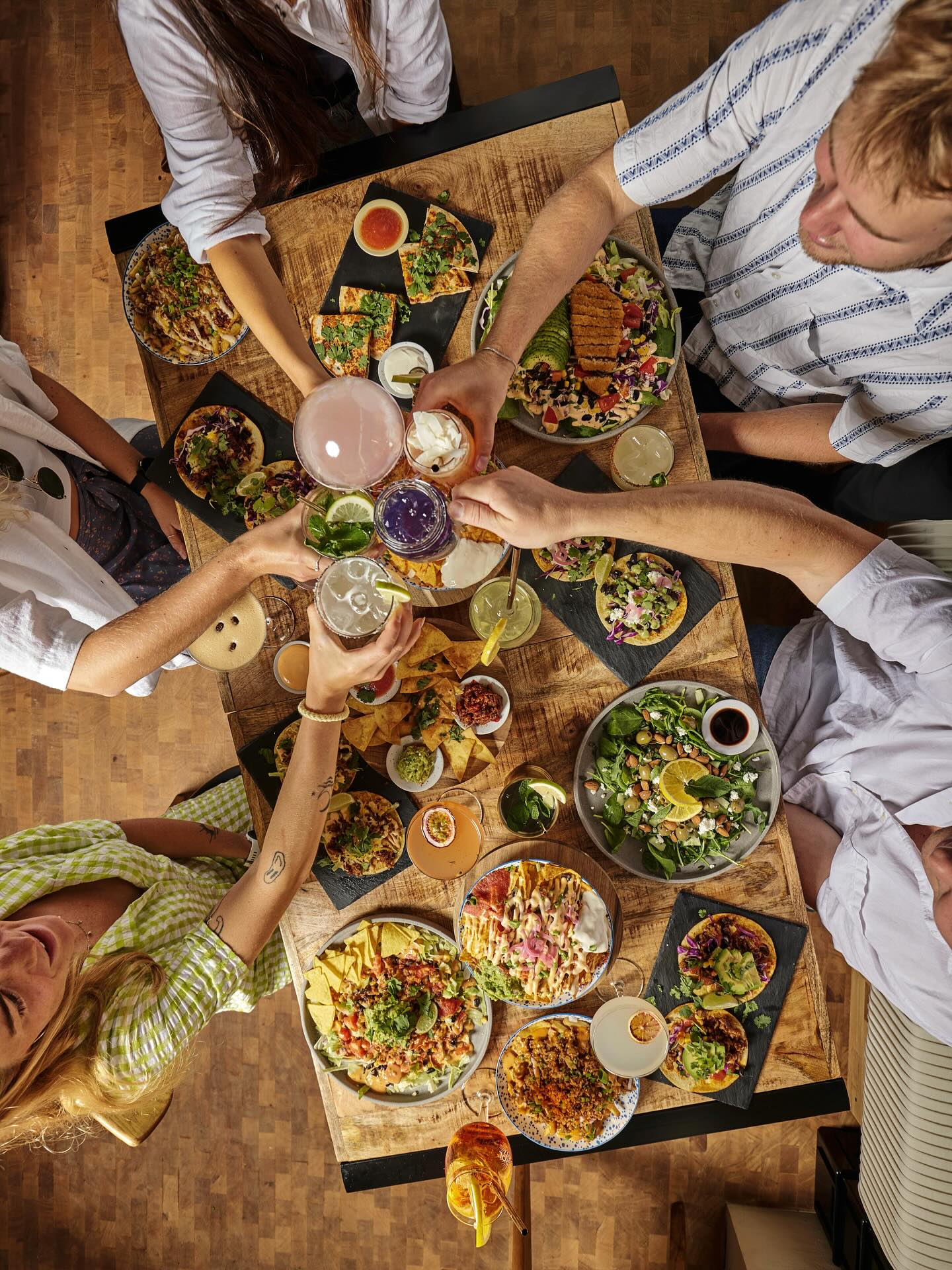 ✈️ Pak dine smagsløg – vi skal på rejse!
Fem lande. Fem retter. Én uforglemmelig nytårsaften 🌍🥂
Menuen lander snart… stay tuned 💫
#nytårsmenu #foodjourney #nytår2025 #tipsyaarhus #aarhus