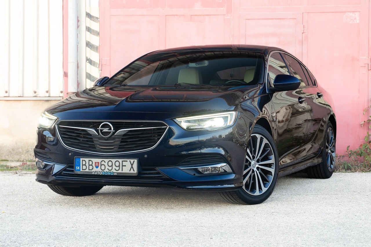 Ponúkame na predaj krásnu luxusnú limuzínu Opel Insignia, r.v. 10/2017, s naftovým motorom 2.0 CDTI s výkonom 125 kW/170 koní v kombinácii so 8-st. automatickou prevodovkou. Auto má takmer plnú výbavu a bolo servisované podľa predpísaných intervalov v autorizovanom servise Opel.
Cena: 10.250 eur
▶️ Špecifikácia:
Opel Insignia Grand Sport
2.0 CDTI 125 kW/170 koní
8-st. automatická prevodovka
10/2017
208.500 km
modrá Dark Moon Metallic
▶️ Výbava:
– adaptívne vykrajovacie LED predné svetlomety s automatickým prepínaním diaľkových
– dvojzónová automatická klimatizácia
– keyless bezkľúčový vstup a štart
– adaptívny tempomat s funkciou ‘follow-to-stop’
– adaptívne tlmiče
– head-up displej HUD
– zrkadlenie telefónu cez Android Auto/Apple Carplay
– vyhrievané a ventilované komfortné pamäťové predné sedačky
– vyhrievané zadné sedačky, sklopné v pomere 40/20/40
– vyhrievaný volant
– vyhrievané čelné okno, determálne sklá
– béžový svetlý kožený interiér
– tmavá stropnica
– 360° parkovacia kamera
– parkovacie senzory vpredu a vzadu
– Bose prémiový audio systém
– ambientné podsvietený interiér
– bezdrôtové nabíjanie telefónu
– protikolízny asistenčný systém, sledovanie dopravných značiek, sledovanie chodcov, sledovanie mŕtvych uhlov…
– Lane Assist udržiavanie v pruhoch
– zobrazenie tlaku v pneu
– 18-palcové originálne hliníkové disky
– 2x kľúče
▶️ Pôvod a stav:
Insignia je po prvom majiteľovi, ako nová kupovaná na Slovensku. Pravidelne servisované v autorizovanom servise Opel, pôvodné originálne kilometre. Rozvody menené 10/2021 pri 153 tisíc km, posledný servis čerstvo 10/2025 pri 208 tisíc km (olej, filtre, brzdová kvapalina), predošlý servis taktiež vykonaný (iba nebol zapísaný v papierovej knižke). Krásny a zachovalý exteriér, nepoškodený ako nový interiér. V stave sadnúť a jazdiť. Motoricky a mechanicky je vo výbornej kondícii s krásnym záťahom.