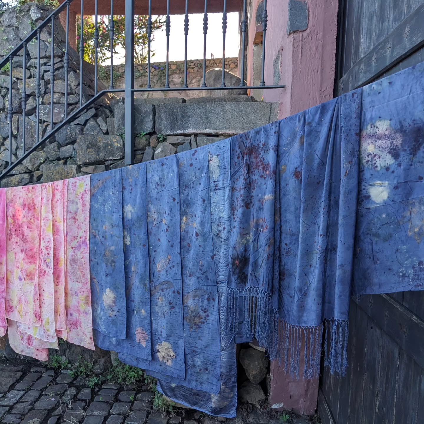 Volver a estar en mi lugar favorito @bodegasmonje para preparar los pañuelos que pondré a la venta durante estas navidades es como sentirme de vacaciones. 🍇🍇🍇