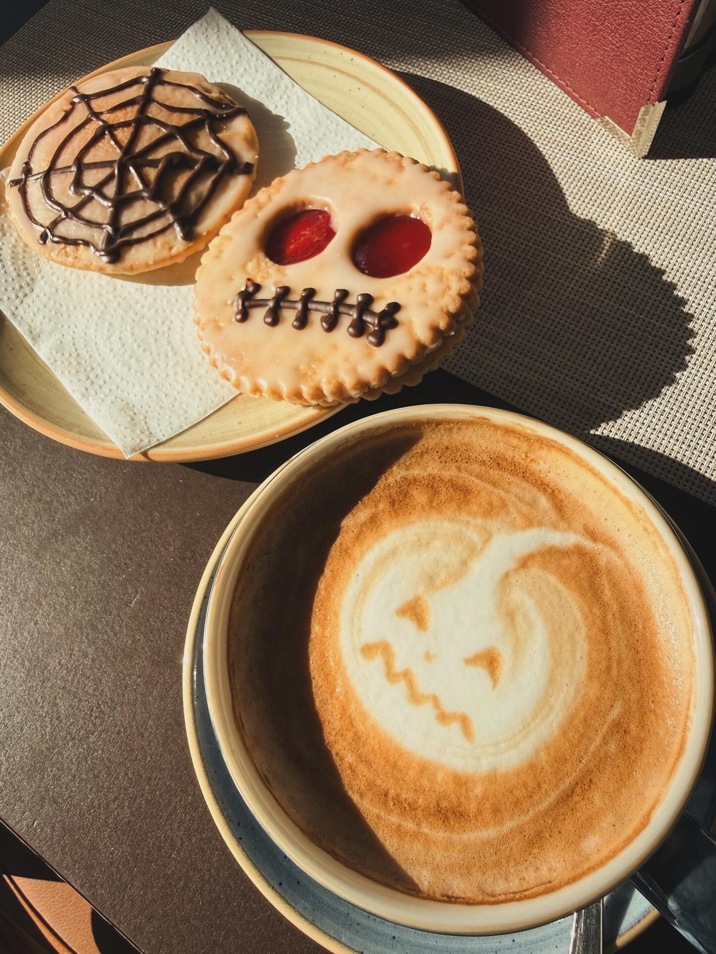 Unheimlich guter Kaffee und schaurig leckere Snacks – nur heute und morgen! 👻🎃
Ab sofort gibt’s jetzt unsere limitierten Halloween-Cookies & unsere Spooky-Cappuccino 👻👻. Komm vorbei und hol dir dein herbstliches Treat! ☕️🍪
📍Café Kloiber • Reservierung per DM / Link in Bio.
#Halloween #CaféKloiber #Kaffee #HalloweenTreats #supportlocal #petershausen #dachau #münchen #pfaffenhofen