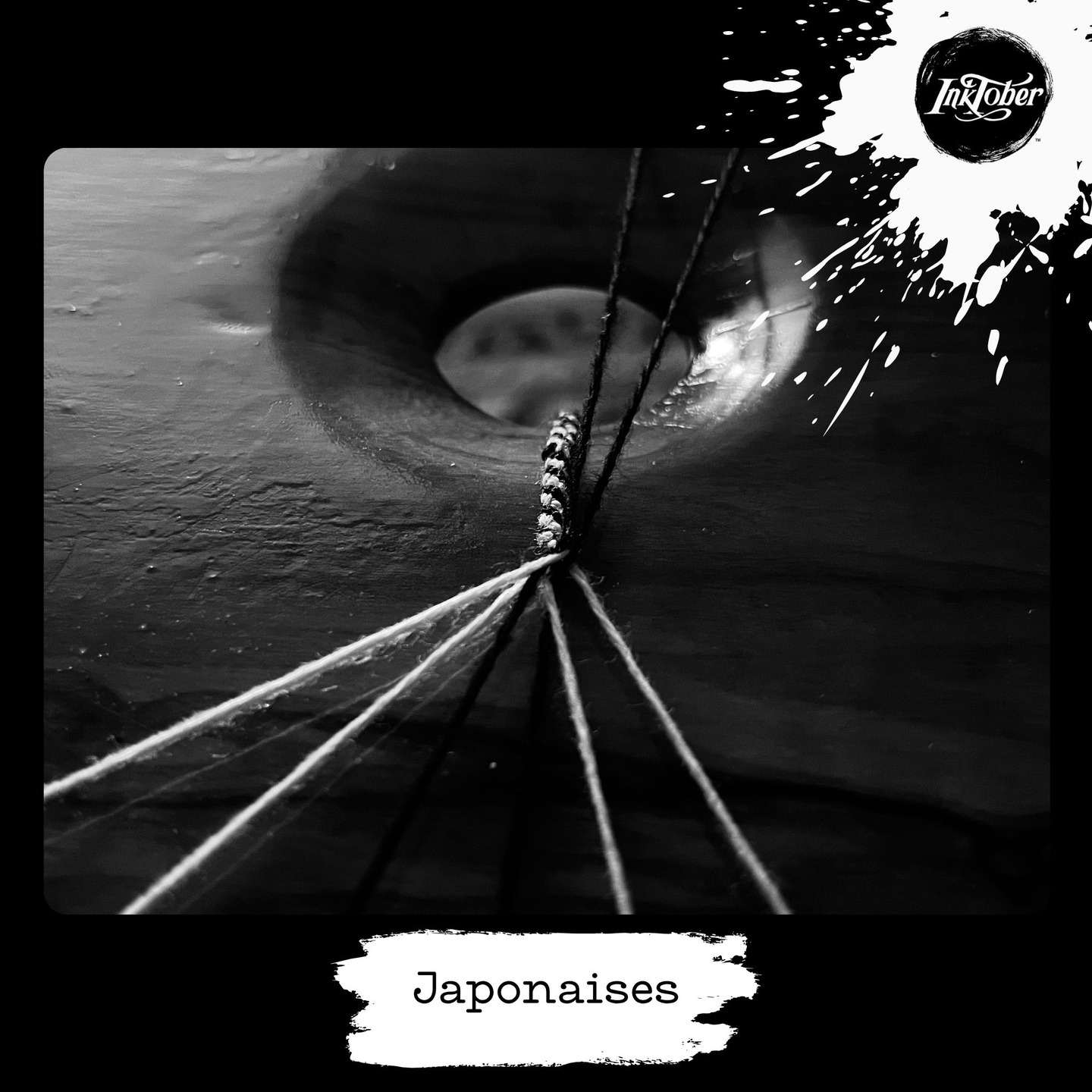 Inktober 2025 jour 28
mot du jour : japonaise
Aujourd’hui, je vous emmène au Japon, à la découverte du kumihimo, l’art ancien du tressage de cordons.
Sur le marudai, un socle en bois au plateau percé, les fils sont enroulés sur de petites bobines appelées tama, que l'on déplacent pour former des motifs.
Le kumihimo trouve ses racines dans les temples bouddhistes, où les moines tressaient les premiers cordons pour leurs vêtements et objets rituels. Plus tard, il accompagna les samouraïs en parant leurs armures, avant de devenir un art décoratif raffiné dans les kimonos.
Aujourd’hui, cette technique se prête merveilleusement bien à la création de bracelets colorés et d’accessoires.
Je partage ici une photo de mon marudai, et pour celles et ceux qui souhaitent s’initier, je propose également des mobidai en bois, plus petits et faciles à utiliser, parfaits pour débuter.
#inktober2025 #inktober2025jour28 #museedepicardie