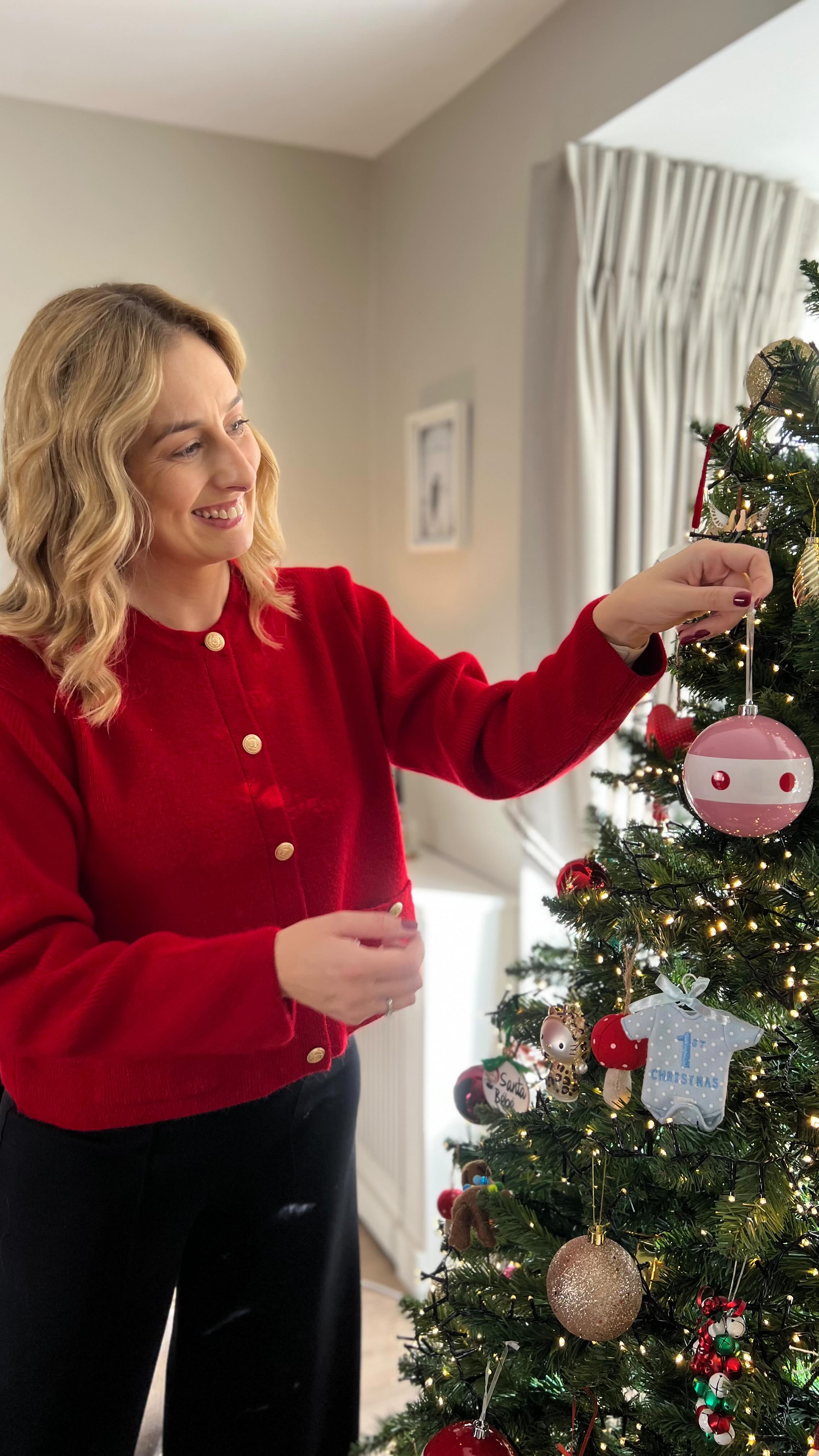 Introducing our brand new service- The Seasonal Reset 🎅🏼🎄 If you dread the post-Christmas reset, struggle to organise the Christmas clutter or simply don’t have the time to undo everything in January, then this is for you 🥰
The Seasonal Reset involves us coming to your home to not only take down all indoor decorations but to store & organise them in a way that makes decorating in 2026 a much more stress free and enjoyable experience ❤️
Bespoke organisation system but make it ✨Christmas✨
Spaces for this service are incredibly limited so if you’d like to know more, make sure to reach out ASAP 🎅🏼
#thehomereset #christmascountdown #reset #professionalorganiser #declutter