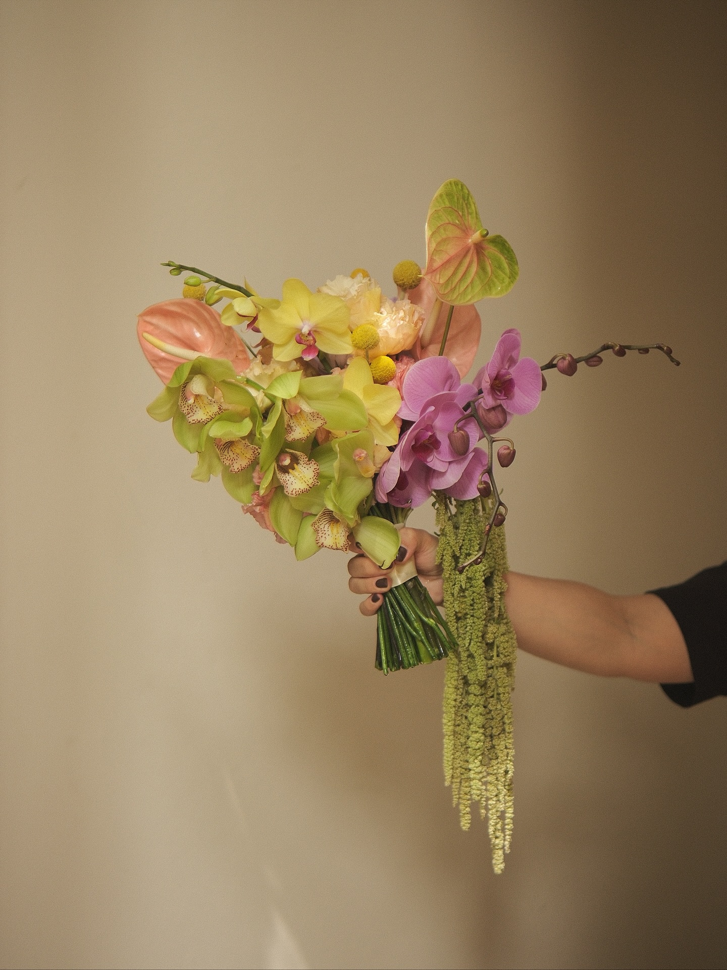 El ramo siempre cuenta una historia 💐 cada flor, textura y color representan la esencia y personalidad de cada novia y lo hacen un accesorio muy único y especial
Fotografía:
@imagedesignersmx
@amper.fotografia