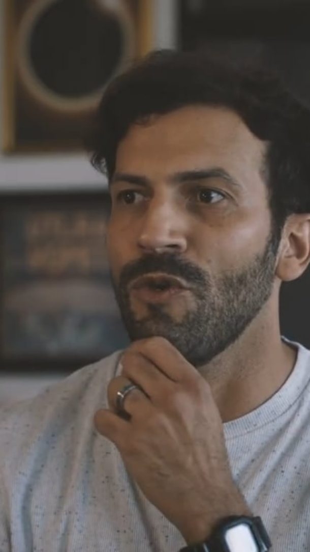 Interview d’Andréas Martin – 𝑳𝒆𝒔 𝑽𝒐𝒚𝒂𝒈𝒆𝒔 𝒅’𝑨𝒏𝒂𝒙𝒊𝒎𝒂𝒏𝒅𝒓𝒆
🎬 Réalisation : Sébastien Marqué
💬 Avec la participation de Jérémy Sanagheal
🚀 𝐂𝐚𝐦𝐩𝐚𝐠𝐧𝐞 𝐔𝐥𝐮𝐥𝐞 𝐉-𝟏𝟔 : ulule.com/leprojetanaximandre
🌐 𝐒𝐢𝐭𝐞 𝐨𝐟𝐟𝐢𝐜𝐢𝐞𝐥 : www.lesvoyagesdanaximandre.com
LES VOYAGES D’ANAXIMANDRE : « Et si un voyage dans le passé changeait à jamais notre vision de l’Univers ? »
𝐆𝐄𝐍𝐑𝐄 :
Fiction historique, science-fiction
𝐒𝐎𝐔𝐒-𝐆𝐄𝐍𝐑𝐄𝐒 :
Aventure, vulgarisation scientifique
𝐅𝐎𝐑𝐌𝐄 𝐄𝐓 𝐏𝐔𝐁𝐋𝐈𝐂 𝐂𝐈𝐁𝐋𝐄 :
BD/Série d’animation 2D hybride en six actes, tout public (dès 10 ans)
RÉSUMÉ :
📡 𝟐𝟎𝟒𝟖 : 𝐏𝐫𝐞𝐦𝐢𝐞𝐫 𝐂𝐨𝐧𝐭𝐚𝐜𝐭. L’humanité reçoit un message bouleversant : depuis un demi-million d’années, une civilisation extraterrestre observe chacun de nos pas. Pour une raison qui semble impénétrable, elle offre un voyage à travers le temps, à la rencontre du premier d’entre nous à avoir compris que la Terre flotte dans l’espace… 𝐥𝐞 𝐆𝐫𝐞𝐜 𝐀𝐧𝐚𝐱𝐢𝐦𝐚𝐧𝐝𝐫𝐞 𝐝𝐞 𝐌𝐢𝐥𝐞𝐭.
🕰️ Transporté 2600 ans en arrière, le spectateur suit l’extraordinaire destin d’Anaximandre, des rivages de l’Asie Mineure aux plaines de Sparte. Tonnerre, tempêtes et tremblements de terre : le disciple de Thalès ose écarter les dieux pour expliquer comment le Monde tourne. Mais lorsque la tragédie frappe, c’est « son » Monde qui s’écroule. Il entreprend alors un dernier voyage, déterminé à rejoindre sa chère Daphné et son fils Eurysthée.
✨ Une épopée entre science et mythe, où l’Histoire se mêle aux étoiles… et où le destin d’un homme pourrait bien éclairer l’avenir de toute l’humanité.
DÉROULÉ DES ACTES :
📗 Acte I : LA PRÉDICTION DE THALÈS
📕 Acte II : LA TRAVERSÉE
📘 Acte III : LE CAVALIER D’ARGOS
📙 Acte IV : LE TAMBOUR DE SPARTE
📗 Acte V : LE PANOPAÉ
📕 Acte VI : L’ÉCOLE DES PHILOSOPHES
#Anaximandre #Anaximander #Thalès #Thales #Pythagore #Pythagoras #Astronomie #Astronomy #Philosophie #Philosophy #GrèceAntique #AncientGreece #Univers #Universe #Cosmos #Astrophysique #Astrophysics #Science #BandeDessinée #BD #GraphicNovel #SérieAnimée #Animation #Animation2D #2DAnimation #Crowdfunding #Ulule #UluleProject #UluleProjects