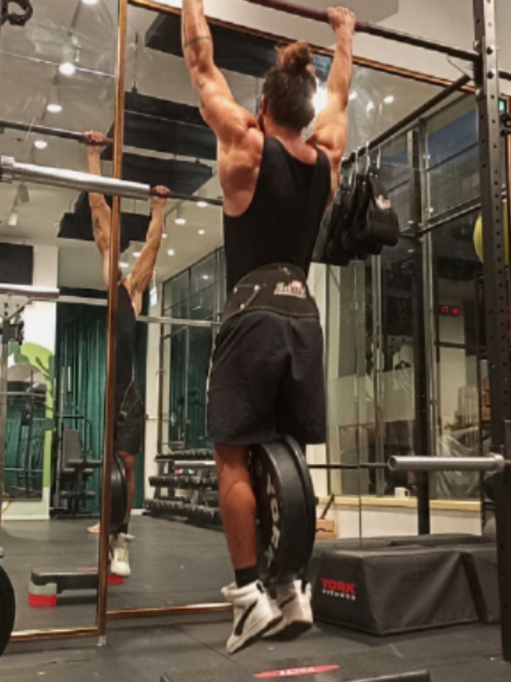 3 Exercises That Helped Me Build Upper Body Strength
(and no, it’s not bench press or deadlift 😉)
1️⃣ Pull-ups
Work most of your back, rear delts, and biceps.
You can do them on a bar or rings.
2️⃣ Dips
Great for your chest, front delts, and triceps.
Rings or parallel bars both work perfectly.
3️⃣ Shoulder Press
Targets all parts of the shoulder especially the front and lateral heads.
You can use a barbell or dumbbells.
Every exercise can be done for 3 sets up to 10 reps
⚡️ As long as you move through full range of motion
these are, in my opinion, the best exercises to build real upper body strength.