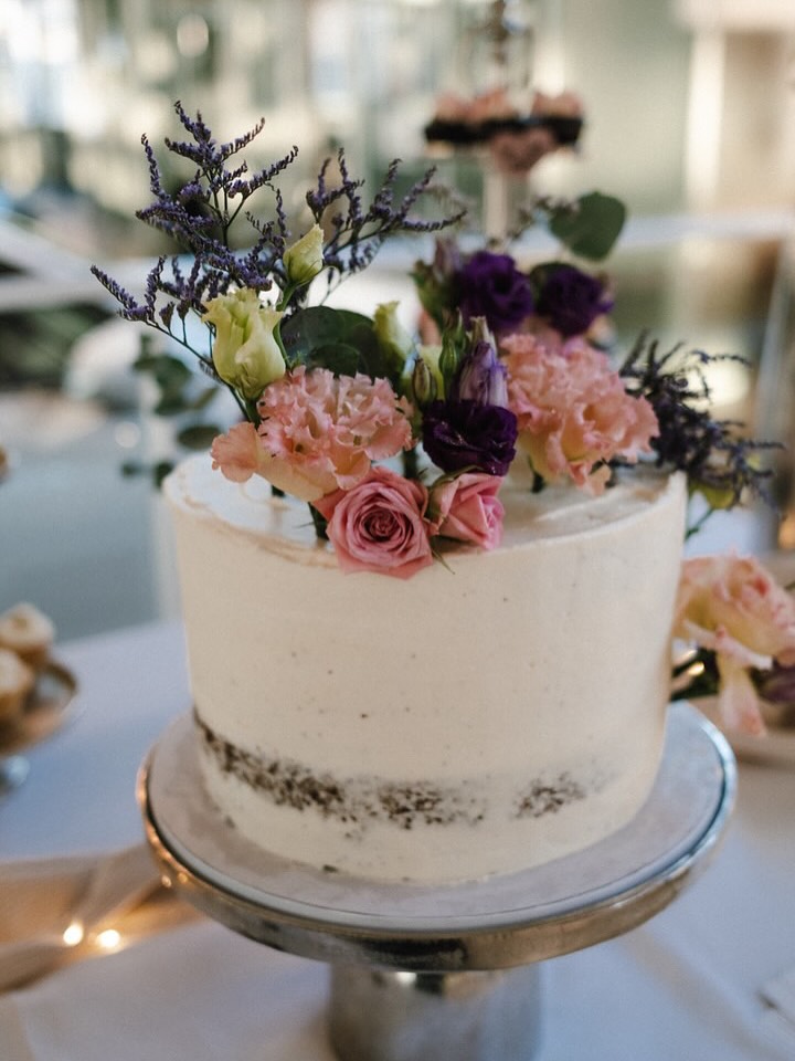 Diese Torte durfte ich für die Gala von @zaubermomente_deinbrautatelier in der @motorworld_region_stuttgart zubereiten. Die wundervollen Bilder hat @helloleni.photo gemacht. 🫶
Geschmacksrichtung:
Schokolade/Brombeere-Himbeere/Quarksahnecreme
Durchmesser:
20cm
Kosten mit Blumen: 190 Euro