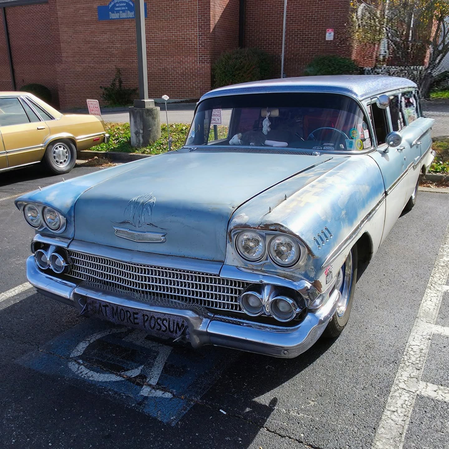 Check out this classic â50s station wagon spotted at #somernitesârepresenting true #cartucky style! Back in its day, it packed around 90â150 horsepower under the hood and stretched out over 16 feet (about 198 inches) of road-hugging family cruiser. This ride is a land yacht loaded with vintage flair, ready for road trips and good times!