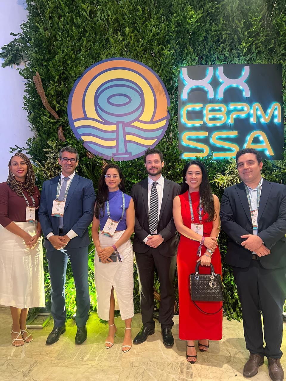 💙 Que experiência foi o XX CBPM em Salvador!
Chegamos em busca de conhecimento e voltamos transformados. Cada painel, cada debate sobre inovação, equidade e sustentabilidade na governança pública nos mostrou novos caminhos.
Mas sabe o que ficou no coração?
A troca sincera nos corredores, as conexões que viraram parcerias, a empatia nos olhares de quem vive os mesmos desafios, o acolhimento caloroso da Bahia e sua cultura que nos encantou.
Salvador nos ensinou sobre superação - a nossa, de cada dia, e a de uma cidade que é pura resistência e beleza.
Obrigada, Salvador! Obrigada a cada colega que fez deste congresso inesquecível!🌟
Que venha Goiânia/GO – XXI CBPM
#XXCBPM #APROMP #Salvador #ProcuradoresMunicipais #Conexão. @cbpm.anpm @anpm.oficial @apmsba @aprog.pgm @cidadepalmas @bruno.baqueiro @julio.limabatista @mariaantonia.silvajorge @thiagoggaguiar