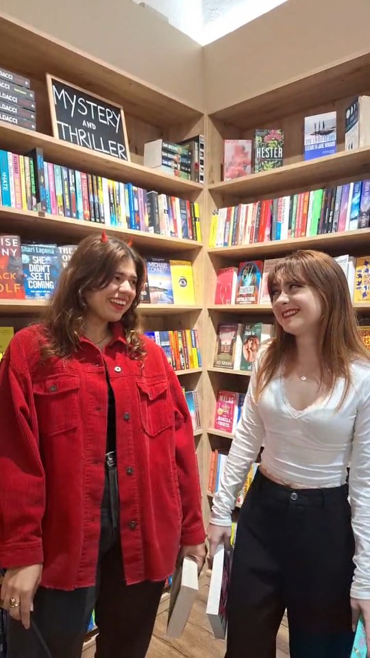 This is Halloweeeeeeen!!!!! Come get your spooky read at Backstory #Halloween #bookshop #barcelona #bookstagram