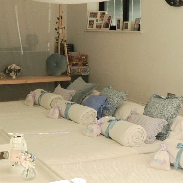 BLUE GARDEN🪻
🩵🩵 🩵
The personalised pampering bags matched the garden theme and made the perfect addition to Gabby's sleepover party.
.
.
.
#sleepovers #sleepoverparty #teepeeparty #sleepoverideas #kidspartyideas #eventplanner #kidssleepover #surreymummy #surreyeventplanner #sleepovertents #sleepoverpartytents #teepeehire #sleepoverpartyhire #sleepoverteepee #sleepoversurrey #