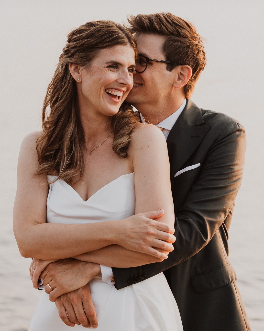 Att planera bröllop är något av det roligaste man kan göra, men det kan också vara väldigt överväldigande. Jag gifte mig 2017 och vet absolut hur jäkla kul det är, men också hur det känns att vara stressad över allt som ska göras 😅
Det man inte får glömma bort är varför man gifter sig och att detta faktist är er dag. Ni får utforma den precis som ni vill och det finns inga regler att gå efter. Strunta i alla traditioner och titta inte så mycket på vad alla andra gör, skapa er dag precis så som ni vill ha den. Låt kärleken stå i fokus och planera en dag fylld av skratt och kärlek istället för att varenda liten detalj i dukningen ska vara helt perfekt. Det kommer inte vara någon som minns om en gaffel låg snett, att det blev en liten fläck på klänningen eller att tårtan serverades tio minuter för sent. Det man minns är känslan, alla skratten, tårarna, talen, fina eller helt knasiga ögonblick och kärleken 🧡
Det är ju såklart rätt kul att nörda in sig på detaljerna och planera allt från färgtema till accessoarer och typsnitt på inbjudan, men kom ihåg att inte fastna i det för länge. Börjar det bli stressigt är det svårare att ta beslut och det är sällan kul.
Det finns ju dessutom massor av tips och hjälp att hämta hos dem ni anlitar till bröllopsdagen, t ex lokalen eller fotografen 🙋🏼♀️ Våga också ta hjälp av era närmaste i planeringen, det blir en kul grej att göra tillsammans och ni känner er inte så överväldigade av allt som behöver göras. Kom ihåg att det ju faktiskt ska vara kul från start till mål 🥳🥰
#bröllopsfotograf #bröllop2026 #bröllopstips #bröllopsfotografjämtland #bröllophögakusten