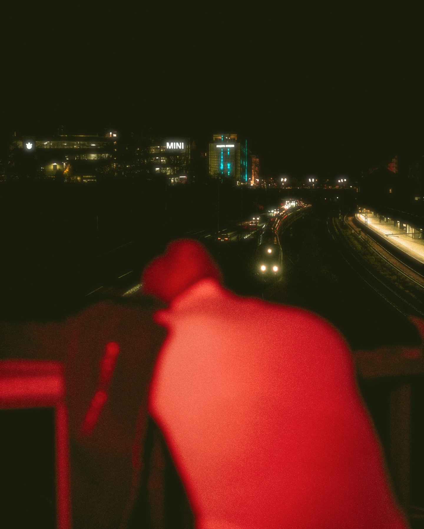 Red lights. Loud thoughts.
Still standing.
If you feel this energy, drop a “🔥”
.
.
#berlin #aesthetic #berlinaesthetic ##aesthetics #berlinphotographer #berlinvibes #berlinview