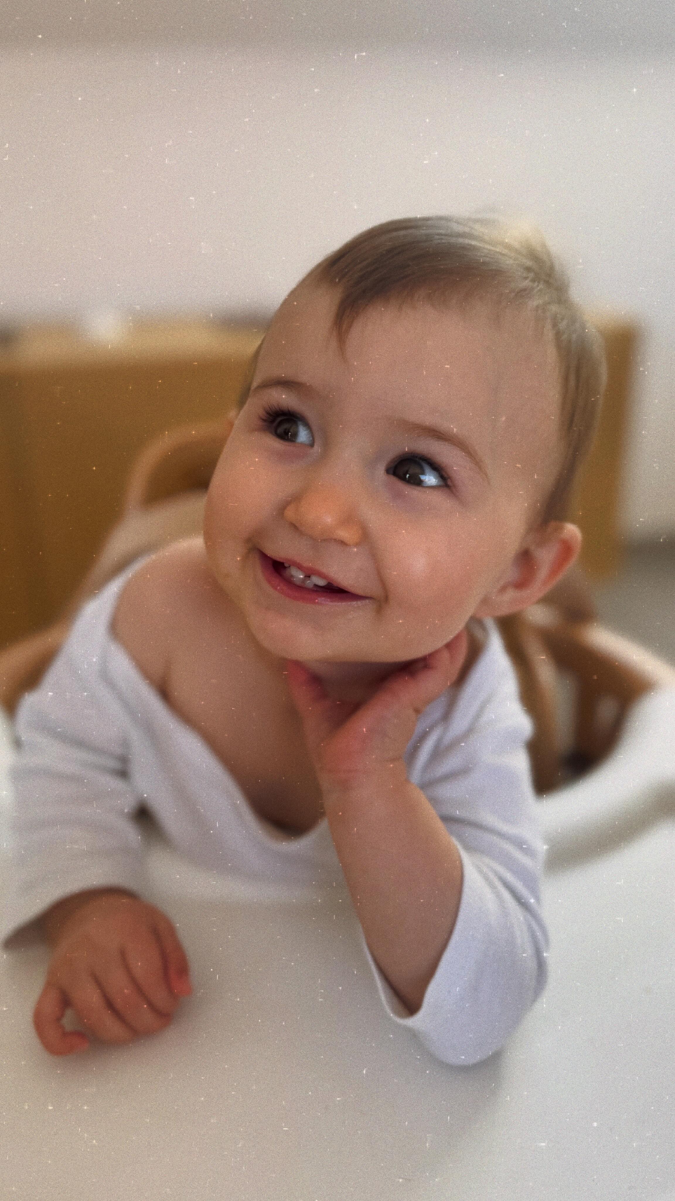 Il était une fois Sophia, une petite fée avec un regard profond née le 29/10/2024 🧚♀️💗
Que d’émotions et de changements depuis ton arrivée sur cette terre 🌍✨🙌
Tu es une petite fille malicieuse, joyeuse, souriante, rayonnante, lumineuse, pétillante, très curieuse, observatrice, avec un petit grain de folie, hypersensible, expressive, cascadeuse, rapide et tu débordes d’énergie.
Tu as aussi déjà ton petit caractère bien affirmé (très impatiente et qui s’énerve vite quand elle n’obtiens pas ce qu’elle veut : On se demande vraiment de qui tu tiens ça d’ailleurs 🙈🙄🤣)
Joyeux anniversaire pour ta première année ma princesse, ma poupette, mon cœur, mon amour, mon ange, ma puce, ma chérie et tout les petits surnoms que je peux te donner au quotidien 🎉🎂🎈🥰🥰🥰
Merci à l’univers d’avoir fait de moi ta maman, de m’apporter ta joie, ton innocence et de connaître l’amour inconditionnel dont j’ai tant rêvé👩🍼
Une maman comblée où mon cœur déborde pour toi d’amour, de tendresse, de douceur, d’affection, d’écoute, d’attention, de patience, de sang-froid, de calme, de fatigue 😂 depuis ton arrivée au monde 🙏🤗😘😘
Avec ton papa on t’aime plus que tout et on fera le nécessaire pour t’apporter le meilleur et t’accompagner au mieux dans la vie, avec nos moyens et surtout avec tout notre amour pour toi ♥️♥️♥️
Merci ma fille, d’illuminer ma vie ✨✨✨
#maman #bebé #premiereannee #anniversaire #birthday #happybirthday #bougie #amourinconditionnel #famille #jetaime