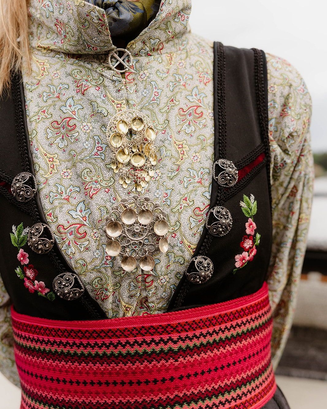 Craftsmanship tells its own story.
Every stitch, a heartbeat. Every shimmer, a whisper of tradition and artistry intertwined.
See more of the beauty in detail @gaeadesignevents.
Planning, concept, design, stationery & florals: @gaeadesignevents
Venue: @sixsenses @sixsensescransmontana
Rentals: @hussenzauber
Photography: @kuenzli.photography
Videography: @kuenzli.photography
make-up artist: @sinemyavsaner
musicians (wedding day): @feelgoodinc.ch
musicians (ceremony): @lemancellos
light & tech: @sparkevents_ch
#weddinggown #bridalgown #bridaldress #weddingfashion #mariage #weddinginspo