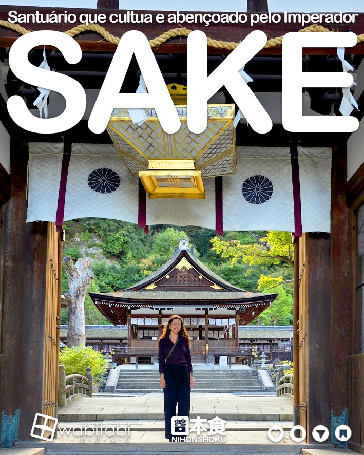 Sabemos que Kyoto é uma das cidades mais encantadoras do Japão, repleta de templos, jardins e poesia em cada esquina. Mas essa beleza tem um preço: o turismo em massa transforma cada ruela num pequeno caos.
Por isso, decidi abandonar o roteiro tradicional e declarar o dia como “livre”, para que cada um criasse sua própria experiência — com apenas um ponto em comum: o jantar num restaurante estrelado.
Cada participante se organizou em pequenos grupos. A minha pupila, @jademayworm, que havia corrido 30 km atravessando quase toda a cidade, me perguntou o que eu faria à tarde. Sugeri um caminho simbólico: o Santuário do Sake Matsuo Taisha, o Mercado Nishiki, e depois direto para o restaurante.
Partimos de Arashiyama, caminhando por ruas silenciosas, ladeadas por montanhas e pelo murmúrio de um rio. Era uma caminhada de contemplação — às vezes cheia de conversa sobre projetos ligados à cultura do sake no Brasil, outras vezes em silêncio, apenas absorvendo a serenidade do lugar.
De repente, o grande torii vermelho surgiu diante de nós, marcando a entrada do santuário. Barris de sake (sakadaru 酒樽) ofertados por produtores de todo o Japão estavam dispostos em fileiras, cada um representando fé, trabalho e tradição.
A Jade se emocionou ao perceber que estava no local onde o saquê é reverenciado como bebida sagrada — fruto do esforço de gerações de artesãos que transformam arroz em divindade líquida.
Tirei uma foto dela diante do pôr do sol, quando disse:
“Olhe para cima. Veja o símbolo do crisântemo imperial. É a lembrança de que o que fazemos vai além de vender uma bebida — dentro de uma garrafa de saquê está todo o Japão, com a bênção imperial.”
Ela me deu um abraço forte. Seguimos até o altar onde dezenas de barris são abençoados pela deusa Matsuo, protetora do sake e de seus produtores.
Sim — é uma divindade feminina.
“Nossa, Ale... sempre sonhei em estar aqui. E agora estou pisando neste solo sagrado com o meu sensei. Obrigada por me trazer.”
E, confesso, caiu um cisco nos meus olhos.
#WabitabiKyoto #SantuárioDoSake #MatsuoTaisha #KyotoSagrado #SakeÉCultura #SakeNoJapão #AdegaoNoJapão #SakeProExperience