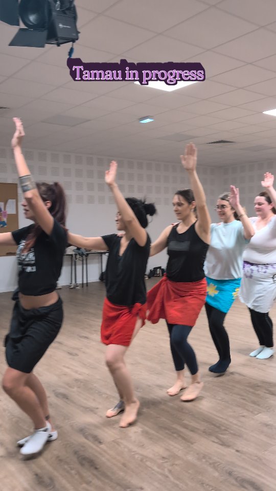 💥 C'est la reprise ! 💥
On travaille la tamau dans la bonne humeur, sur place, en déplacement, en avant, en arrière et sur les côtés, mais aussi en groupe et sur le rythme.
Hésite pas à me dire comment tu aimes exécuter ton tamau, en commentaire 👇🏽
Bravo les filles pour cette reprise ! Et en prime on a achevé notre première chorégraphie 'ote'a 🔥❤️
#oritahiti #dansetahitienne #tamautraining #tamau #oribretagne