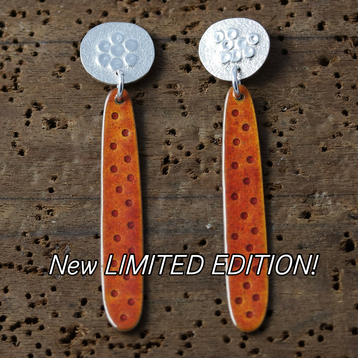 This year I’m trialling a seasonal limited edition piece for Autumn/Winter and Spring/Summer.
This season’s design of long drop earrings is available on my website (link in bio). The long drop adds a lovely splash of colour to brighten up a dull day!
#limitededition #colourfulearrings #silverandenamel #statementearings #designermaker
