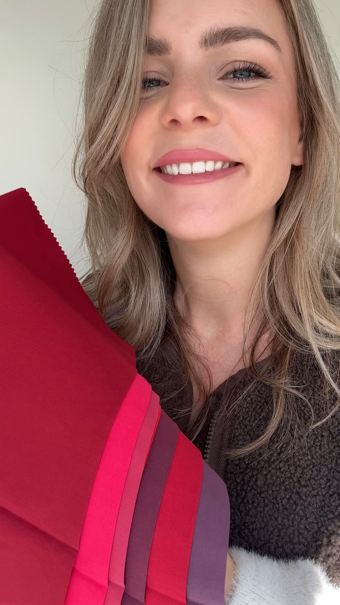 Farbe ist kein Zufall.
Die richtige Nuance kann frischer, strahlender & harmonischer wirken — und der falsche Ton macht plötzlich müde.
Welches Rot passt zu meinem gedeckten, kühlen & helleren Farbtyp? 💗
💡 Rot steht jedem — aber jede hat ein eigenes perfektes Rot.
Hast du deinen Ton schon gefunden?
buche deine individuelle Farbberatung bei mir ✨
#colouranalysis #farbberatung #declutteryourwardrobe #colourandstyle #makeupundfarben #deinperfektesrot #bielefeld