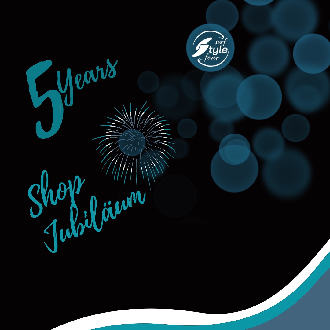 🌊 5 Jahre surfstylefever – und ihr seid der Grund, warum es uns gibt! 🥳
Vor 5 Jahren ist aus einer Idee, einem Lebensgefühl und einer Menge Holz der erste Schritt in ein kleines Herzensprojekt geworden. Aus der Neugier, das Gefühl von Wellenreiten und Kitesurfen nach Hause zu bringen, ist ein Unternehmen entstanden, das heute schon so viele von euch begleitet – im Wohnzimmer, im Fitnessstudio, beim Sport und einfach im Alltag. 🏄♂️✨
In diesen 5 Jahren ist so viel passiert: unzählige handgefertigte Balance Boards haben den Weg zu euch gefunden, wir haben gemeinsam gelacht, gelernt, gefeiert – und manchmal auch geschuftet, wenn’s eng wurde. Aber eins war immer da: ihr und euer Support.
Jede Bestellung, jede Story, jedes Feedback und jede Weiterempfehlung hat dazu beigetragen, dass surfstylefever heute das ist, was es ist. Und dafür: ein fettes DANKE! 🙏❤️
Danke an alle Kund:innen, Supporter:innen, Kooperationspartner:innen, Märkte, Shops, Freunde und Follower – ohne euch hätte ich vielleicht nie den Mut gefunden, das Ganze so groß zu denken und dran zu bleiben.
Zeit zu feiern! 🙌🏻 🥳
Und wie’s sich gehört, starten wir heute in eine kleine Throwback-Serie: Jeden Tag nehme ich euch mit auf ein Jahr surfstylefever – vollgepackt mit Highlights, WTF-Momenten und AHA-Erlebnissen.
Und in 5 Tagen am 05.11. gibt’s dann noch ein fettes Gewinnspiel und einer Sonderaktion obendrauf! 🎁🔥
🌟 Also: Stay tuned, let’s celebrate together & let the good vibes roll!
#5JahreSurfstylefever #anniversaryvibes #dankecommunity #balanceboardlife #gewinnspiel #soon #celebrate #fiveyears #5years #celebratewithus #staybalanced #danke