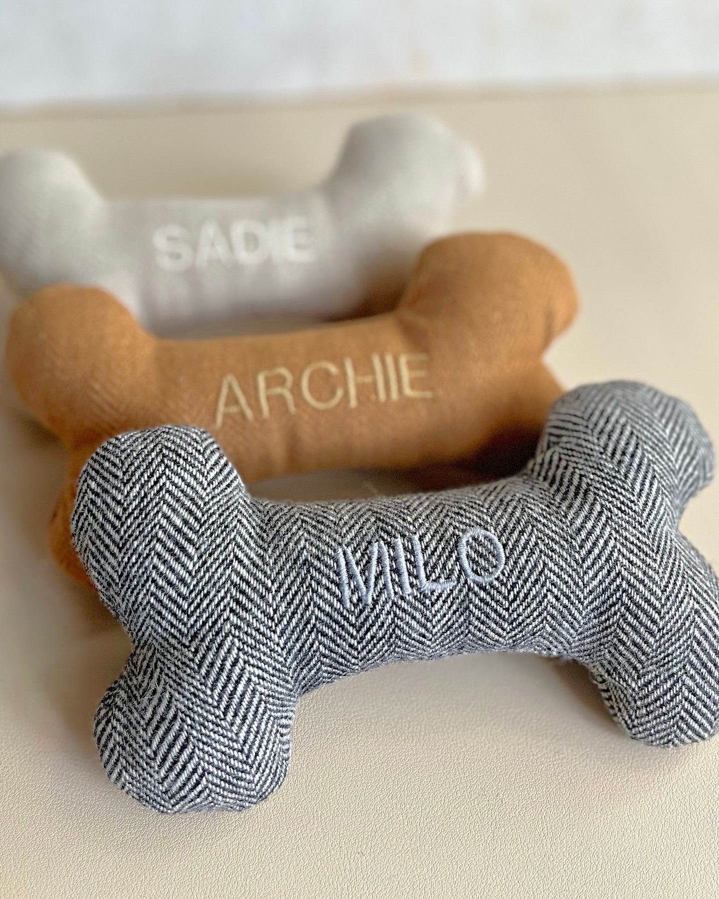 Already making gifts for the holidays 🌲❄️
Minnie is still working on not eating her poop so she can make the nice list this year 💩
All colors and styles in stock now 🪡
#threadandpaw #tweeddogtoys #rusticpets