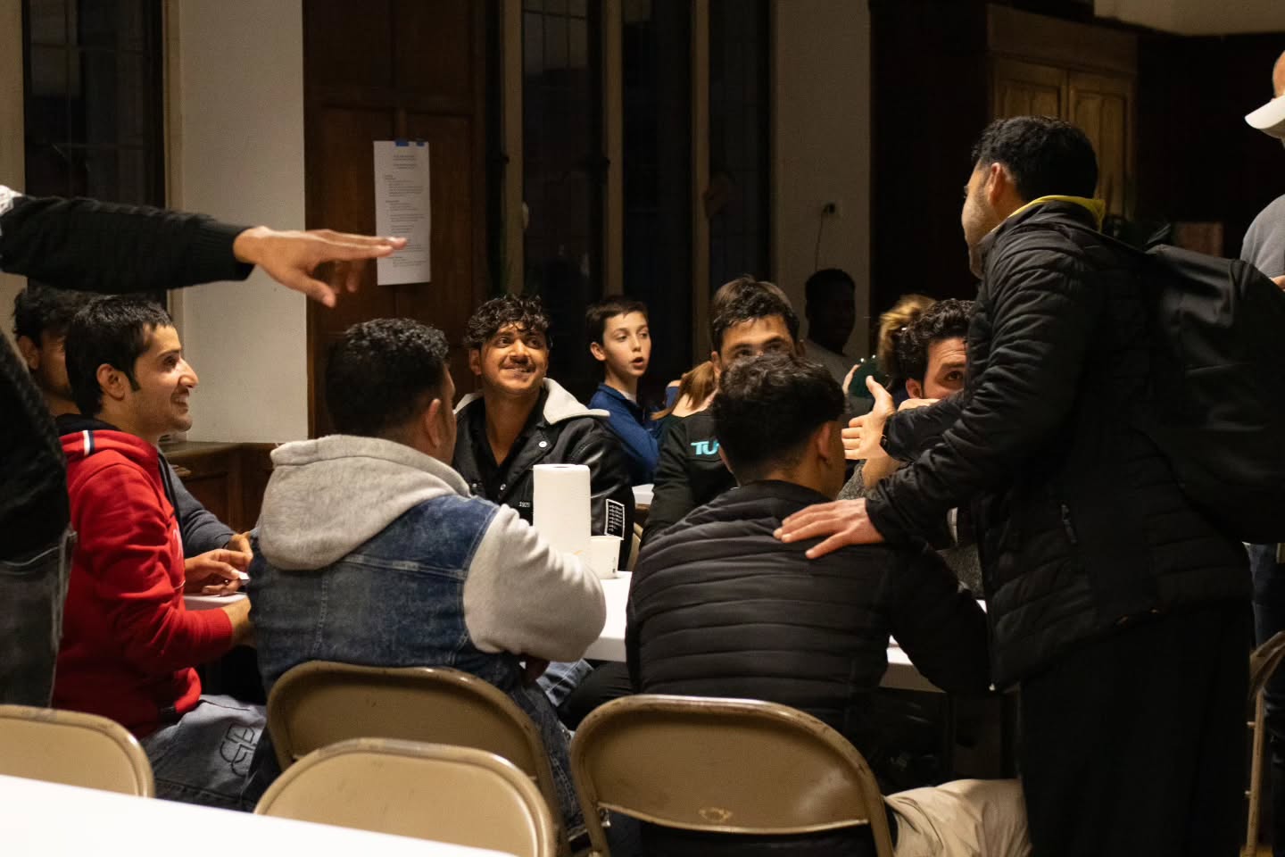 We’re still thinking about last Saturday! 💛 The @aiceme_youth and @acpyouth teens had a blast playing football with @lesgarsdelaville — a team of immigrants led by @nattyk21 — while @kjarussi led the kitchen. Together, we served around 120 meals! It was a beautiful day of service and connection, as the teens from the church and the refugees we served came together — playing, sharing, and building bridges across communities.
All leftovers went to another day centre!
