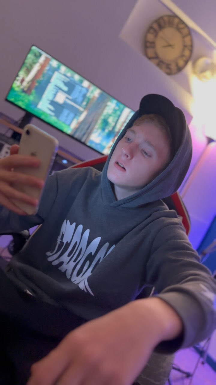 🎤 DAIMON balance un freestyle unique, entre le Québec et la France, entre le micro et les fourneaux 👨🍳🔥
Un parcours inspirant d’un artiste qui cuisine ses rimes comme ses plats : avec passion, précision et feu.
💭 “J’viens du froid, mais ma musique réchauffe les cœurs. Entre la cuisine et le rap, j’fais mijoter mes rêves.”
📍Tourné au AMBG Studio Marseille, Daimon nous ouvre les portes de son univers : authentique, épicé, et 100% sincère.
👇 Dis-nous en commentaire :
Tu préfères Daimon derrière les fourneaux 🍳 ou derrière le mic 🎤 ?
#Daimon #Freestyle #RapQuebecFrance #AMBGStudio #RapFrancais #RapQuebecois #CuisinierRappeur #FreestyleMarseille #RapStory #MusiqueEtPassion #StudioSession #MarseilleRapScene