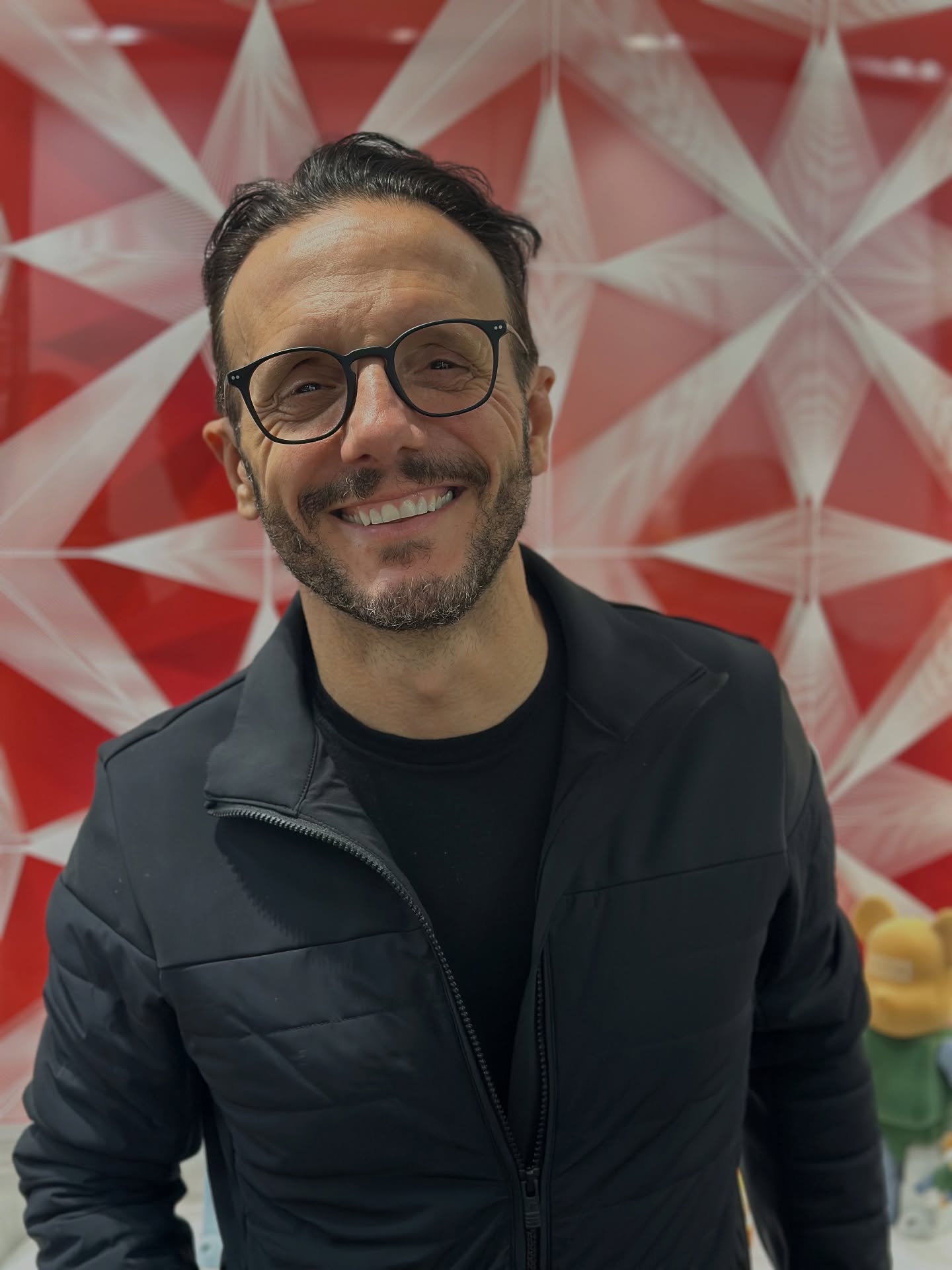 Le talentueux chef ⭐️ @chefsimonezanoni 🇮🇹 nous a fait le plaisir de nous confier son regard, en collaboration avec @brett_eyewear et le verrier Français @novacel_france . 🙏 @stef_bidard & @jenkizsaillet
#levallois #levalloisperret