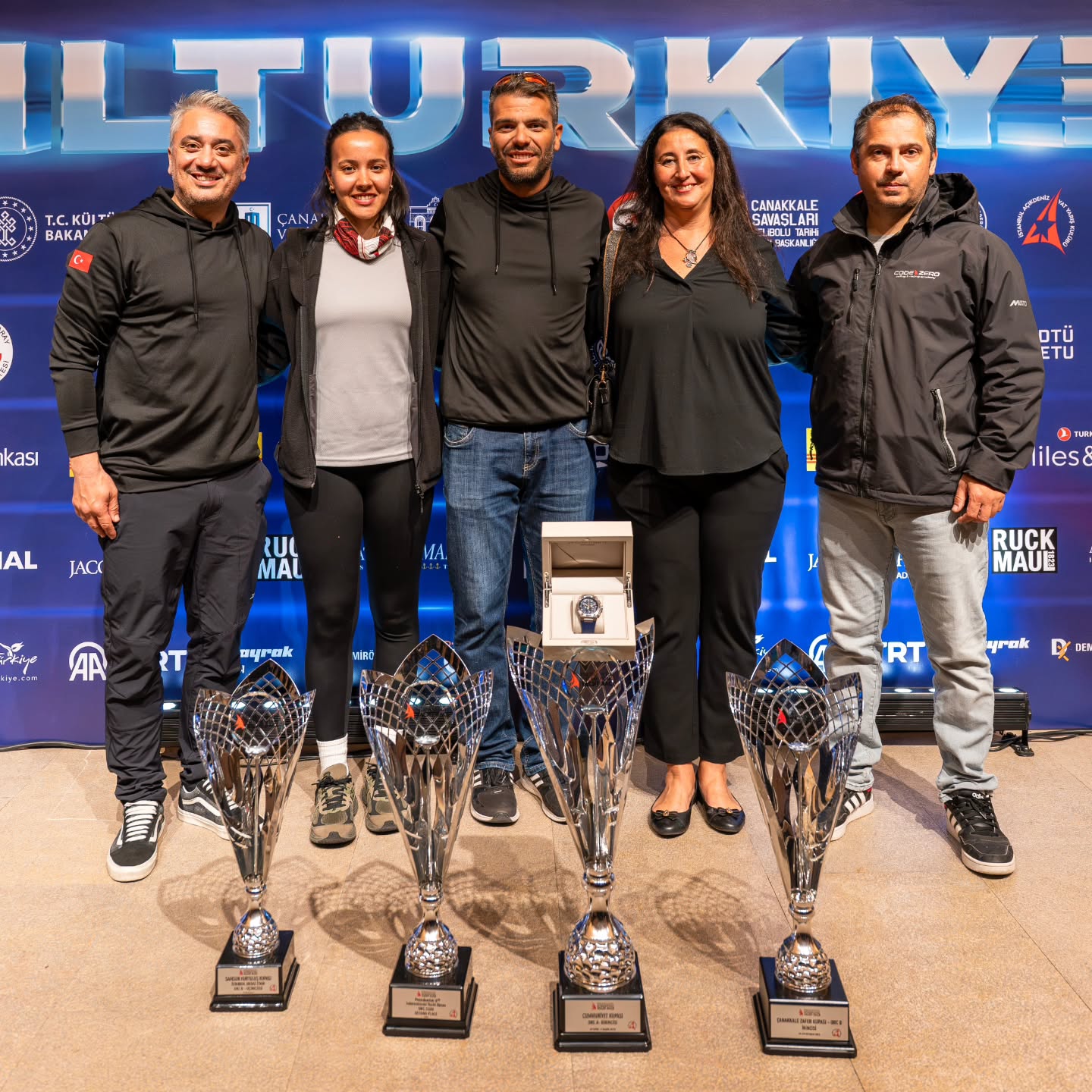 🏆🏆🏆🏆 Kupa Koleksiyoncusu 🥇🥈🥈🥉
🇹🇷 Cumhurbaşkanlığı Uluslararası Yat Yarışları'25 Trofesi kapsamında 23 Nisan'da Samsun Kupası ile başlayan yarışlar, 16-19 Mayıs Kurtuluş Kupası, 30 Ağustos Zafer Kupası, 29 Ekim–1-2 Kasım Cumhuriyet Kupası ile gerçekleştirilen 4 etap ve 7 yarışlık seri sonrasında tamamlandı.
🚩 Code Zero ekibi olarak katıldığımız her yarışta çok iyi mücadele ettik, zirveye oynadık ve kupaları tek tek topladık. 4 etapta, 4 kupa ile trofeyi tamamladık.
🏆 Derecelerimiz ;
ORC A Club grubunda
• 🥇 Cumhuriyet Kupası 1️⃣
• 🥉 Samsun Kurtuluş Kupası Boğaz etabı 3️⃣
• 🥈 Çanakkale Zafer Kupası 2️⃣
• 🥈 Cumhurbaşkanlığı Uluslararası Yat Yarışları (CBUYY) Trofesi 2️⃣
ORC Overall
• 🥈 CBUYY Trofe Genel 2️⃣ (37 tekne içinde)
🙏 Organizasyonun düzenlenmesinde başta @Sailturkiyeracing ekibi @ekremtolga @enginonroad, başhakem @cerenveziroglu ve yarış komitesi, yarışan ekipler ve fotoğraf/videoları ile yarışlara değer katan @ugurosi @faruksoker @zeynepsii ve katkı sağlayan herkese teşekkürler ederiz.
🚩Code Zero Yarış Ekibi🧿
@meteturkoglu28
@ozykasap
@selincerenakca
@onuralpaslan
@gulekismail
@asenaakocogluu
@volkankalender_
@aboynamedcharliebrown_
@ata_narin
@ilkaykopan
@yelizracakir
@tugyanbuse
@mericcandir
@cenkbogatur
@eranfiliba
@gokmeneris
@coratography
🚩 Boat :
Farr280 @farr_yacht_design , Boat of the Year, 2015