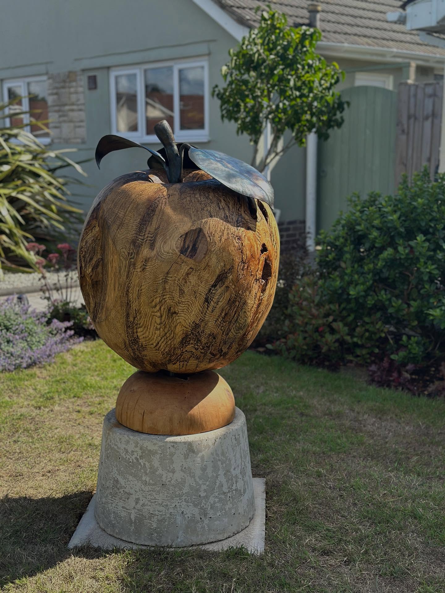 Another piece has found a new home! ๐ the spalted apple has become a striking feature to another new clients beautiful garden.
If you would like to look at a feature for your home or garden, please reach out and contact us to discuss a potential commission ๐
#apple #art #sculpture #design #dorset #garden #landscapedesiฬgn
