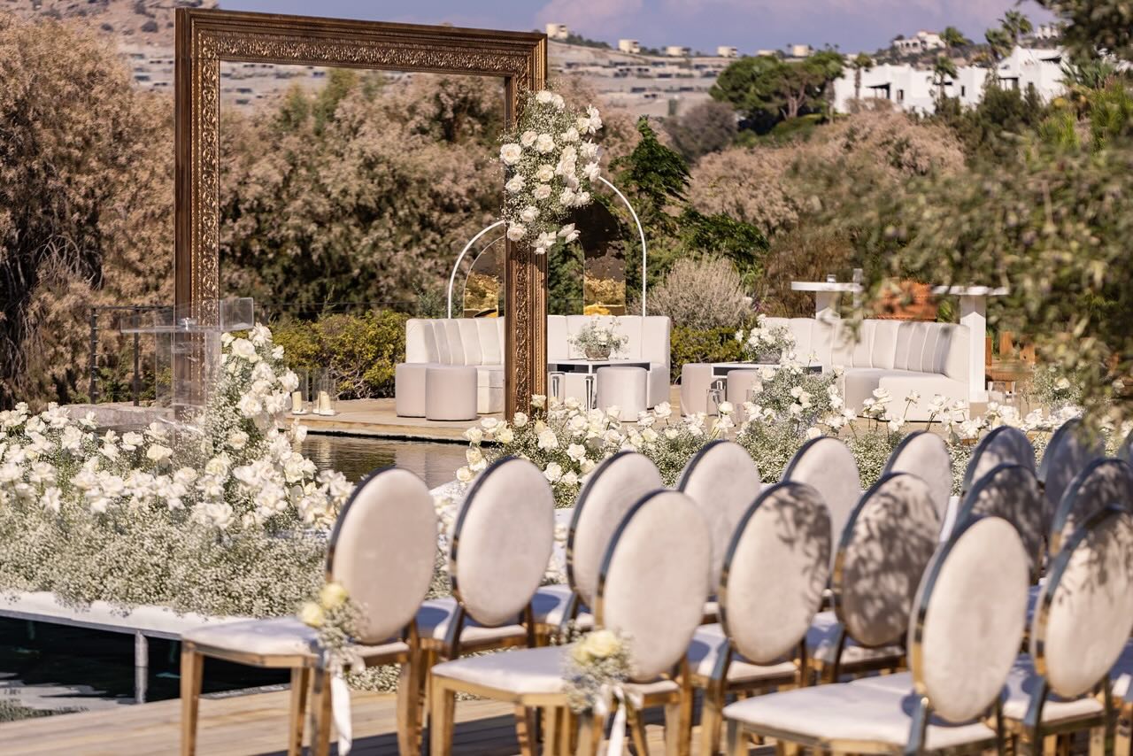 A framed moment in gold…
Cheree and Jamie’s bespoke arch on the infinity pool was the perfect detail…
#karemevents #bespoke #wedding #eventplanner #destinationwedding