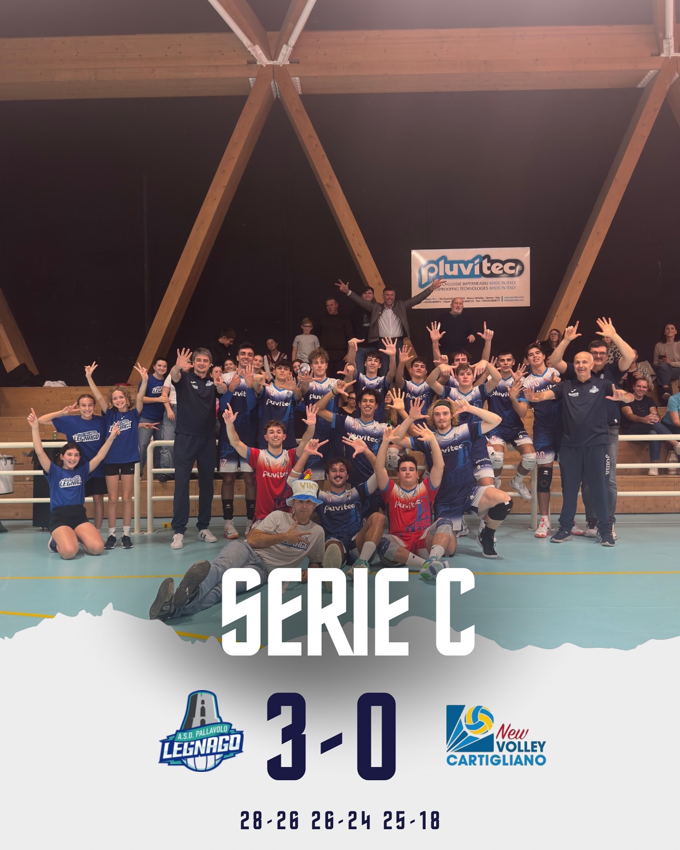 Serie C – 2ª giornata di campionato
Seconda vittoria consecutiva per la nostra Serie C, che supera New Volley Cartigliano 3-0 (28/26, 26/24, 25/18) nella prima gara casalinga della stagione.
Partita al cardiopalma: nel primo set gli avversari partono fortissimo, ma dopo un inizio in difficoltà i nostri ragazzi si riorganizzano e ribaltano il punteggio con grande carattere.
Nel secondo parziale partiamo forte, poi torna in corsa Cartigliano, ma la reazione non tarda ad arrivare e anche il secondo set è nostro.
Nel terzo, finalmente, un po’ di tranquillità: vantaggio sempre gestito e match chiuso con determinazione.
Tre punti pesanti e tanta fiducia per proseguire al meglio questo inizio di stagione!
#asdpallavololegnago