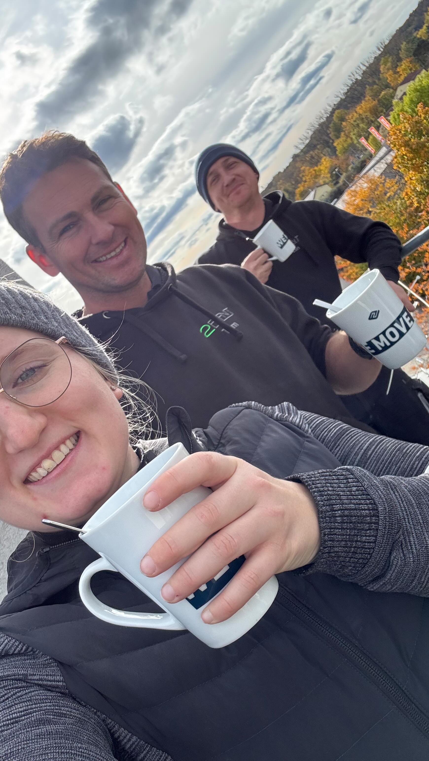 Die Lichtersaison ist eröffnet - diese Woche haben wir mir der Lichtmontage begonnen! 💡✨ Wir sind gespannt, wie viele Lichter wir dieses Jahr zum Leuchten bringen. Wir wünschen euch einen schönen Start in den November!🤍✨#wiesentheid #2event #lichter #weihnachtenstehtvordertür #november