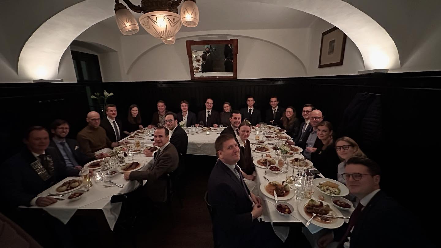 Einmal im Jahr laden wir zum traditionellen Martiniganslessen ein - heuer im Restaurant Wiener! Der Abend bietet die schöne Gelegenheit abseits des Clublebens auch mal privater miteinander ins Gespräch zu kommen und die Partnerinnen unserer Freunde kennenzulernen. Bei gutem Essen und in entspannter Atmosphäre war es ein gelungener Abend!