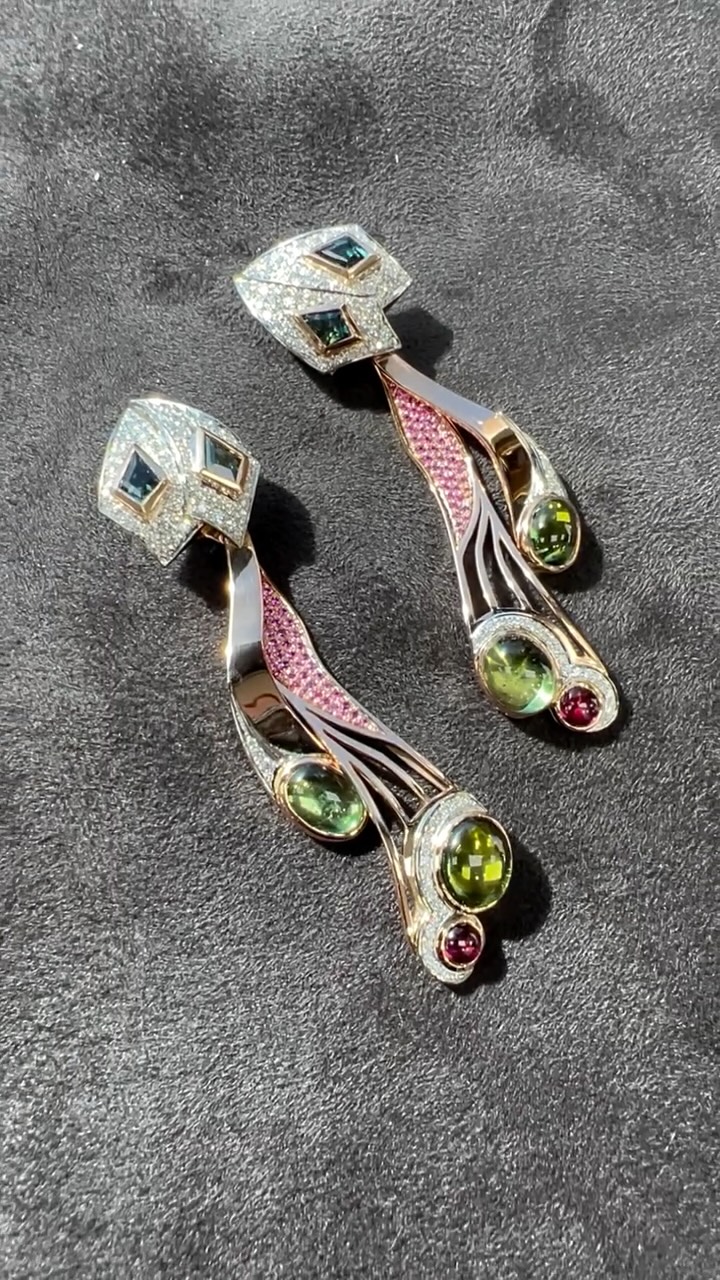 We’re incredibly proud of our jeweller Clare van Rossen, whose incredible earrings won the Debuting Category at the JAA Australasian Jewellery Awards!
This recognition is such a meaningful moment for Clare and all of us at the workshop. Huge thank you to the Jewellers Association of Australia, the organisers, and the judges for supporting and celebrating emerging talent in our industry.
Congratulations to all the finalists — we’re honoured to be in such inspiring company.
#JAA #JewelleryAwards #EmergingJeweller #JewelleryDesign #HandmadeJewellery #martinrogersjewellers