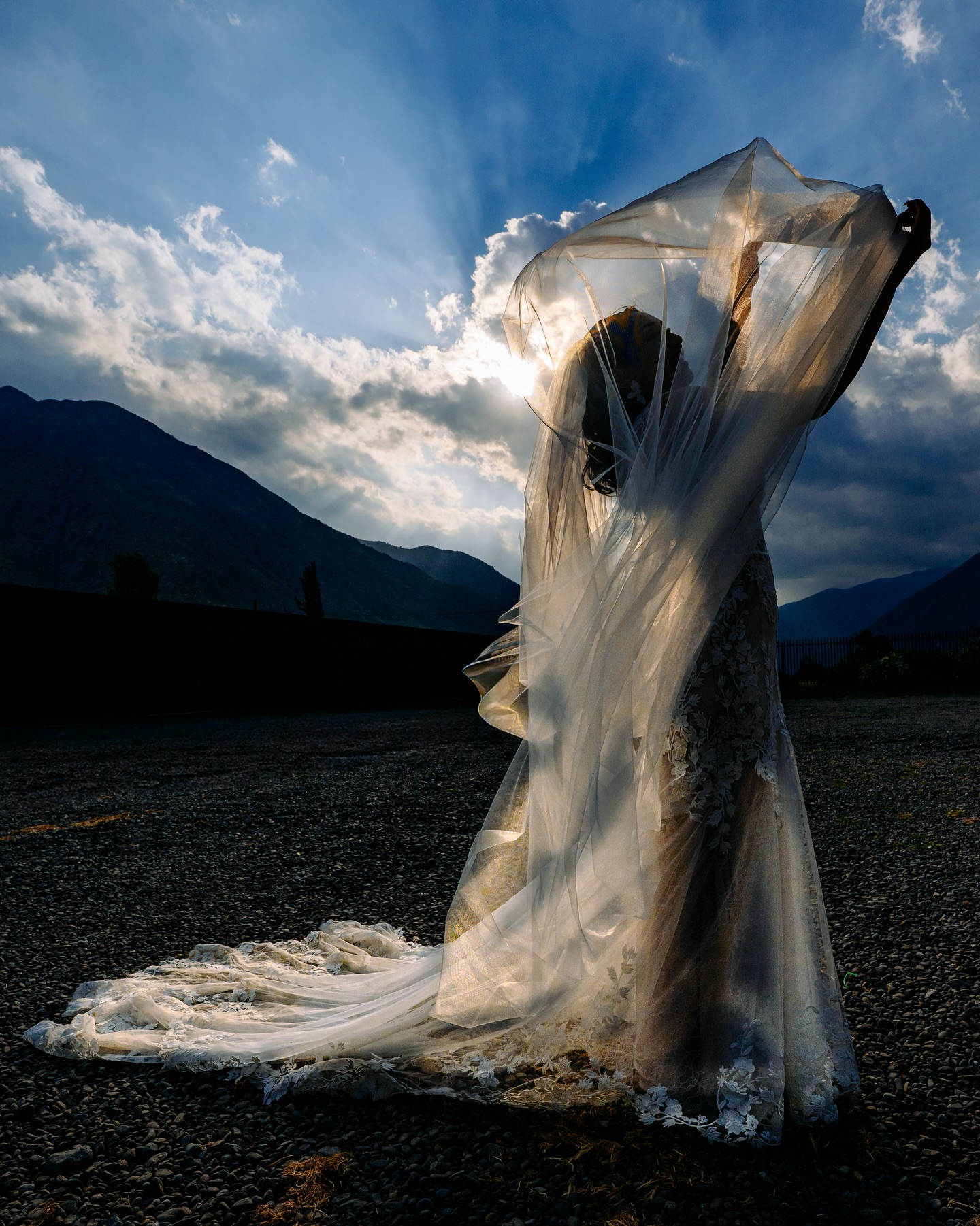 Ese día todo fluyó con una naturalidad increíble.
Matías y Bárbara me dejaron crear sin límites, confiaron plenamente en mi mirada y eso se nota en cada foto. ✨
La conexión entre ellos era tan genuina que bastaba con observarlos un instante para entenderlo todo.
Gracias por permitirme ser parte de su historia y por dejarme contarla a través de mi 📸
🏰 centro de eventos @koeventoscajondelmaipo
💄make up: @melrodriguez.makeup
🔦Asistente @mattmartinezr
📸Fotografo @cristobal.merino.wedding
Novios: @barb__whatever - @null_pollointer
👰♀️Dress @lacasadelasnoviaschile
🎧 @djmarcoandrade
By: @studioeme.cl
💍 #Boda #FotografiadeBodas #CristobalMerinoWedding #WeddingStory #ChileWedding #bodasreales