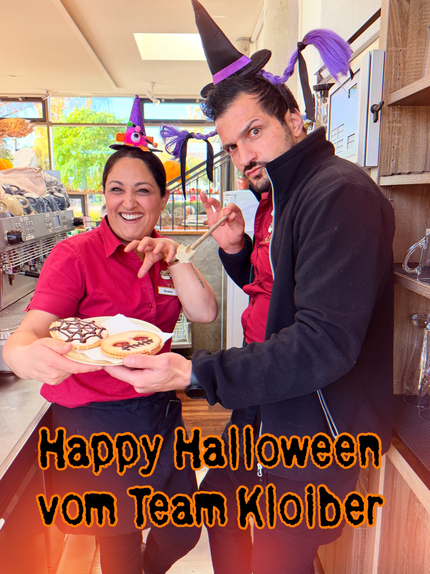 👻 Happy Halloween vom Café Kloiber!
Unsere Crew ist heute gruselig gut drauf und sorgt für schaurig leckere Stimmung 🎃
Auf den Bildern seht ihr schon ein paar unserer Halloween Specials – nur heute im Verkauf!
Kommt vorbei, nascht euch durch & lasst euch ein bisschen erschrecken 😉