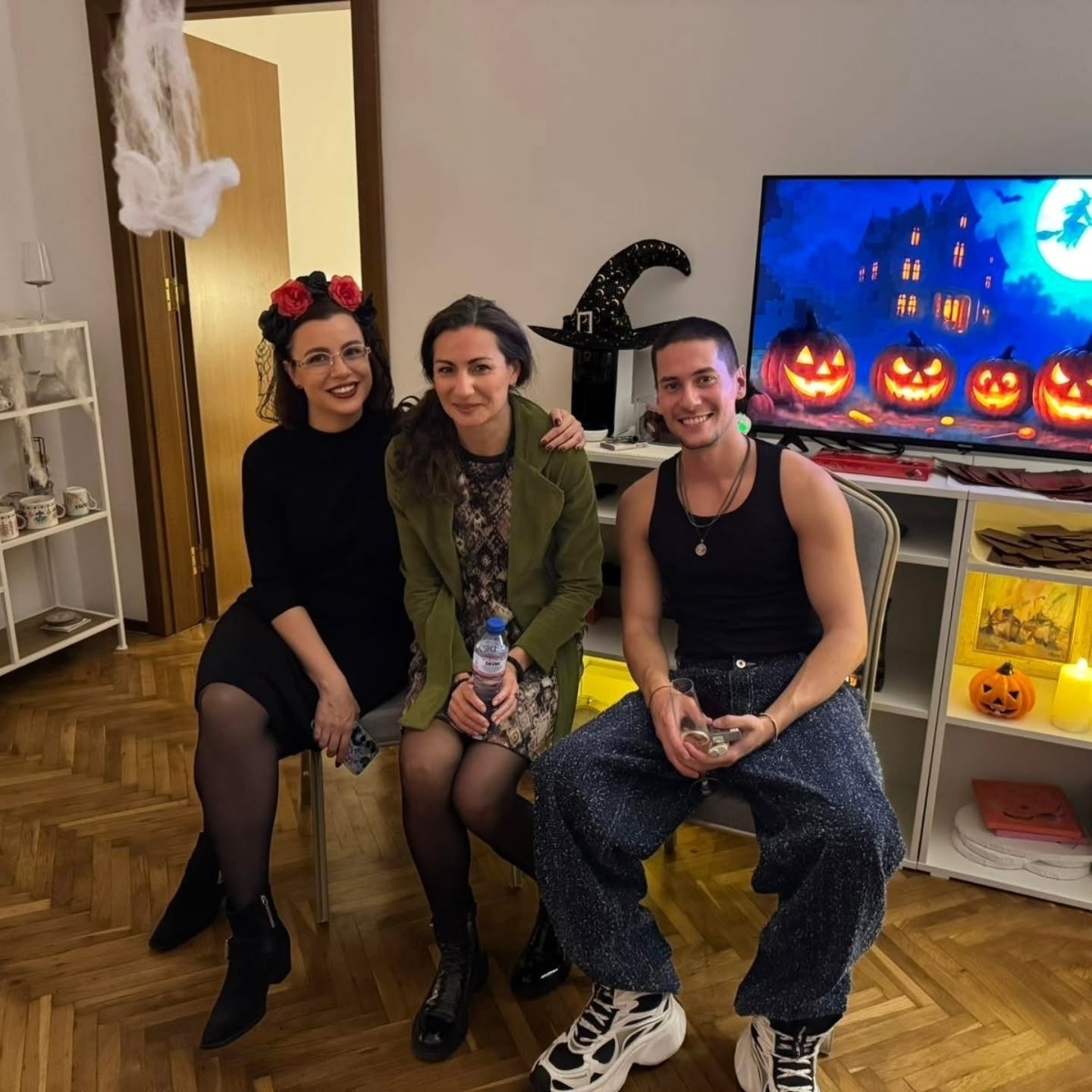 🖤 Споделям с вас малко вълшебни спомени от събитието снощи🕸.
Благодаря на всички, които ме уважиха и на новите хора, които ми се довериха.
За мен беше истинско удоволствие да прекараме време заедно да и чета таро за вас 🖤🕸🪦..
За пропусналите - очаквайте скоро нови предстоящи събития.. ✨️ Това е само началото ✨️
.
.
#таро #halloween #event #tarotandwine #buildingcomunity #tarotcommunity